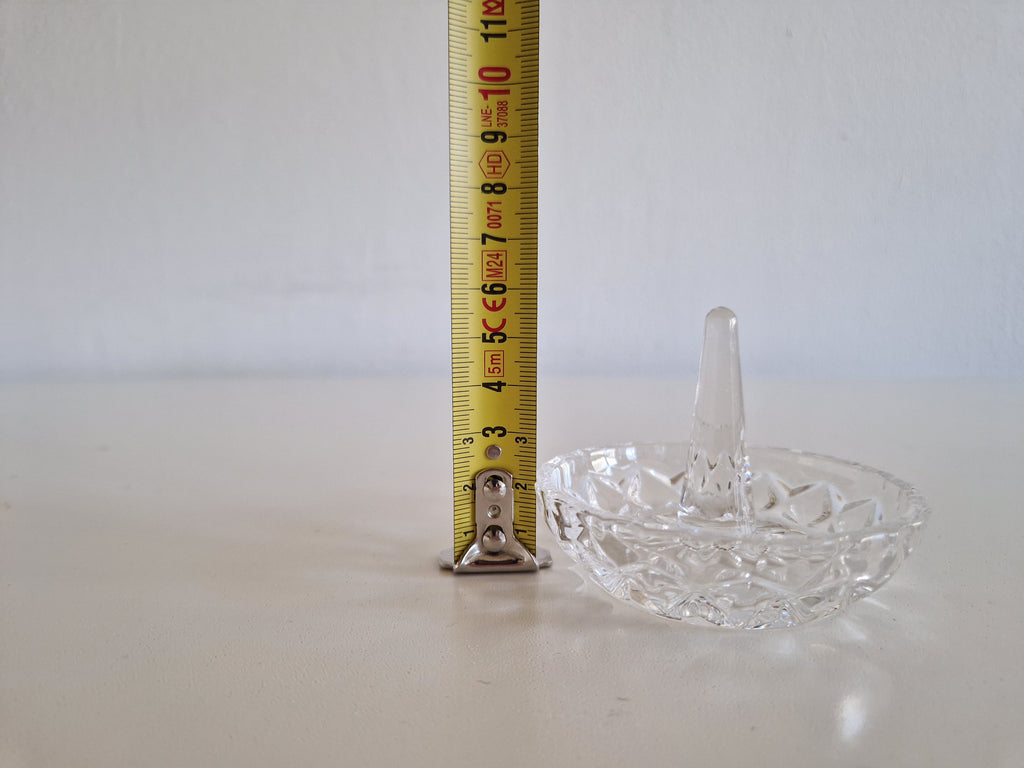 Antiker Ringsammler aus geschliffenem Kristall – Diamant- & Sonnenstrahlmuster, europäisch