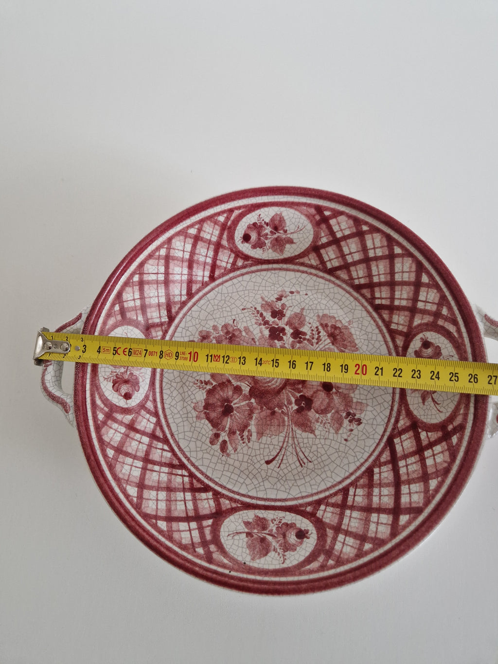 Gmundner Keramik serving bowl top view with tape measure showing 27cm width handle to handle
