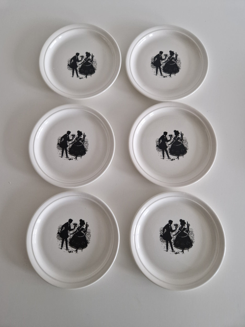 6-teiliges Ditmar Urbach Porzellan-Geschirrset aus der Tschechoslowakei — Rokoko-Silhouette-Motiv