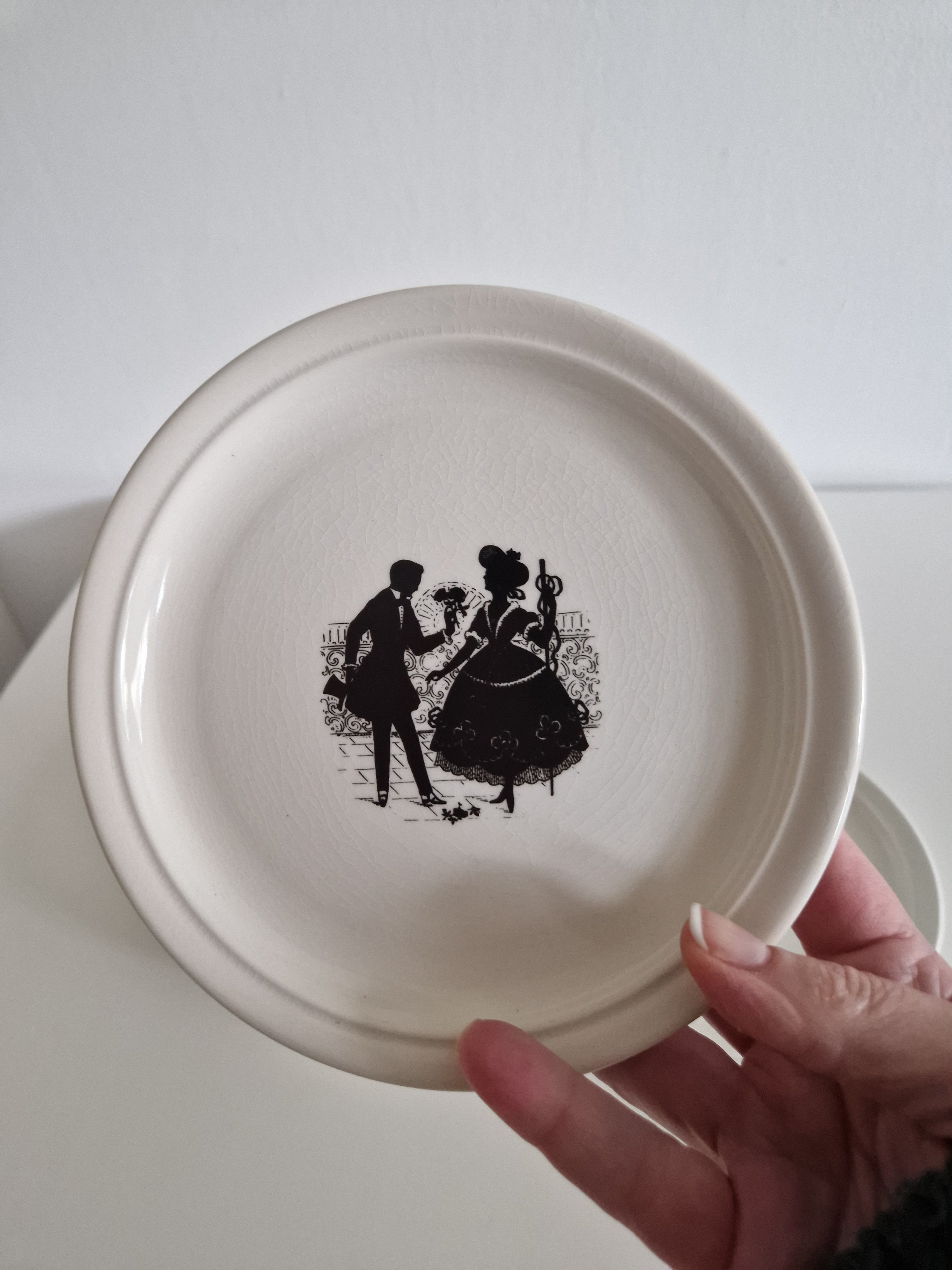 Close-up of Rococo silhouette motif on Ditmar Urbach plate showing couple with flowers