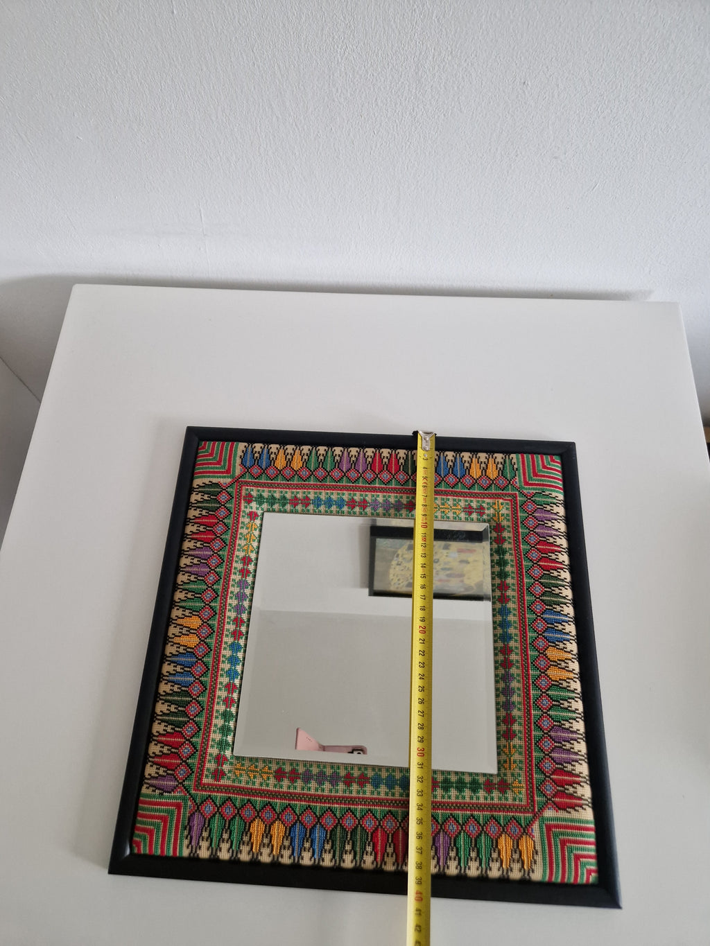 Handbestickter Kreuzstich-Volkskunstspiegel – 42 cm quadratisch