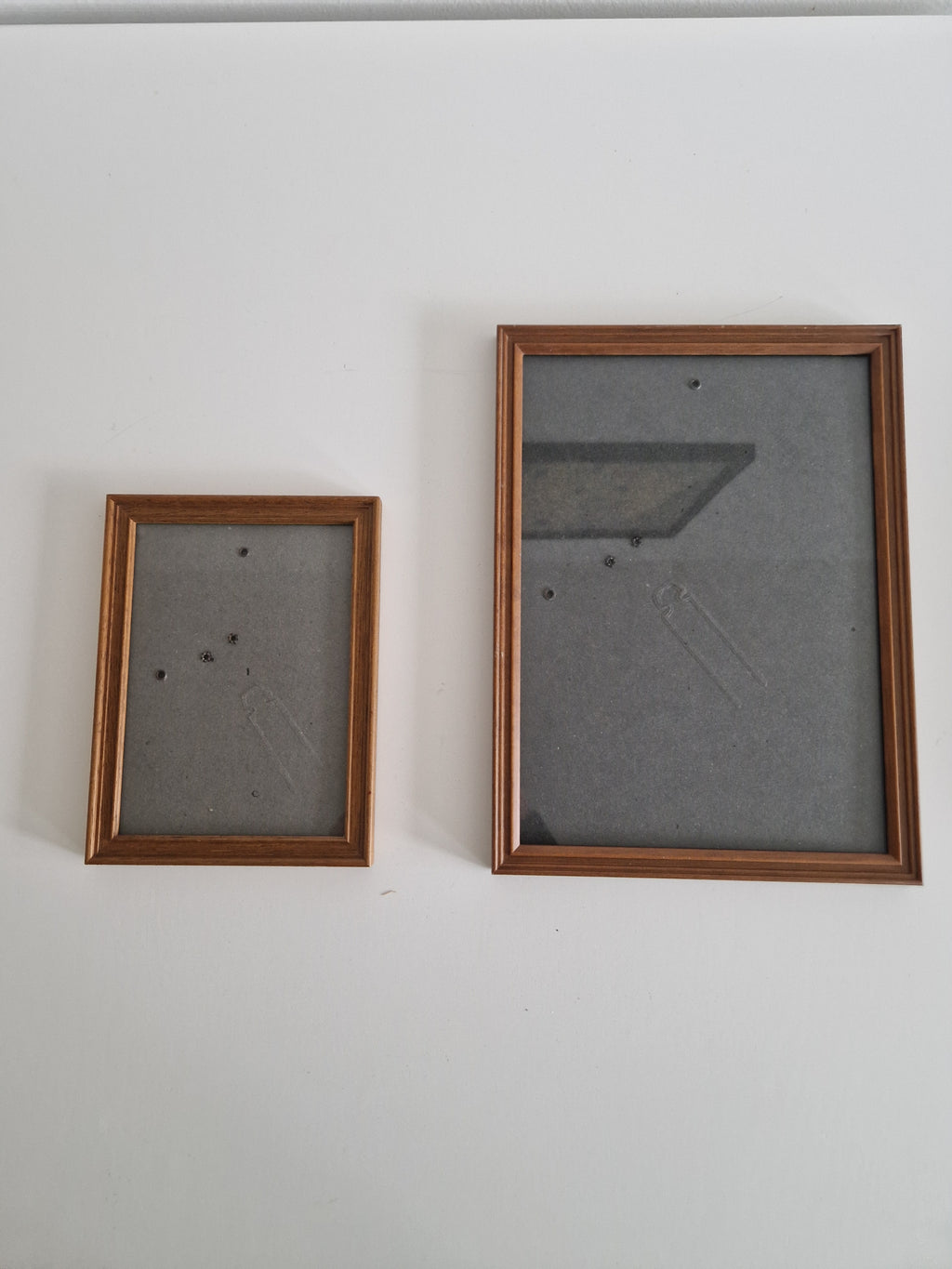 Lot de deux cadres photo vintage en bois, finition noyer — 27×32 cm et 13×18 cm