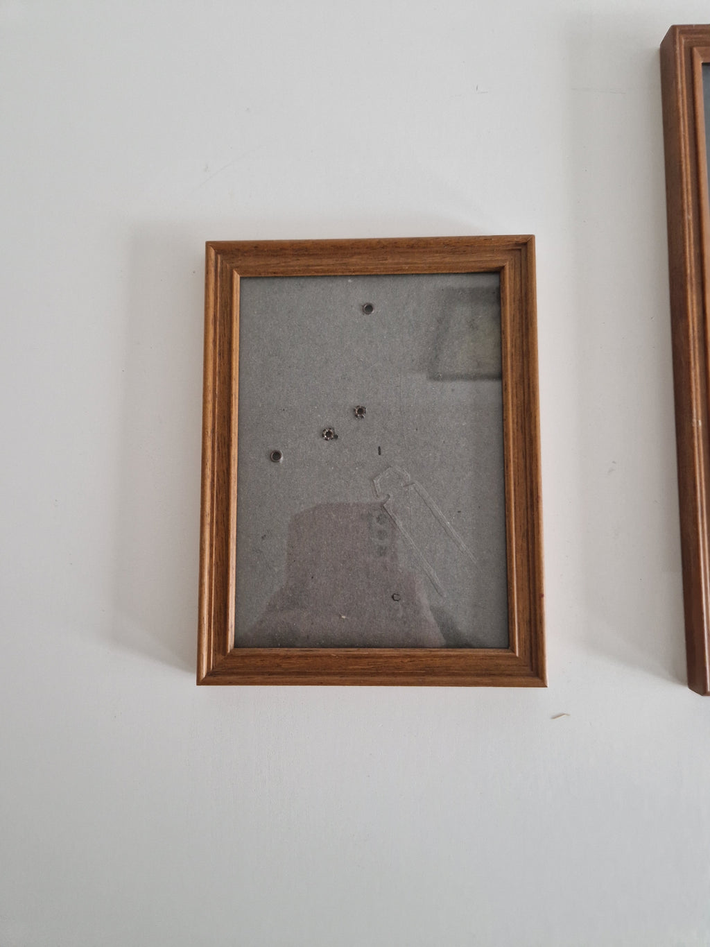 Lot de deux cadres photo vintage en bois, finition noyer — 27×32 cm et 13×18 cm