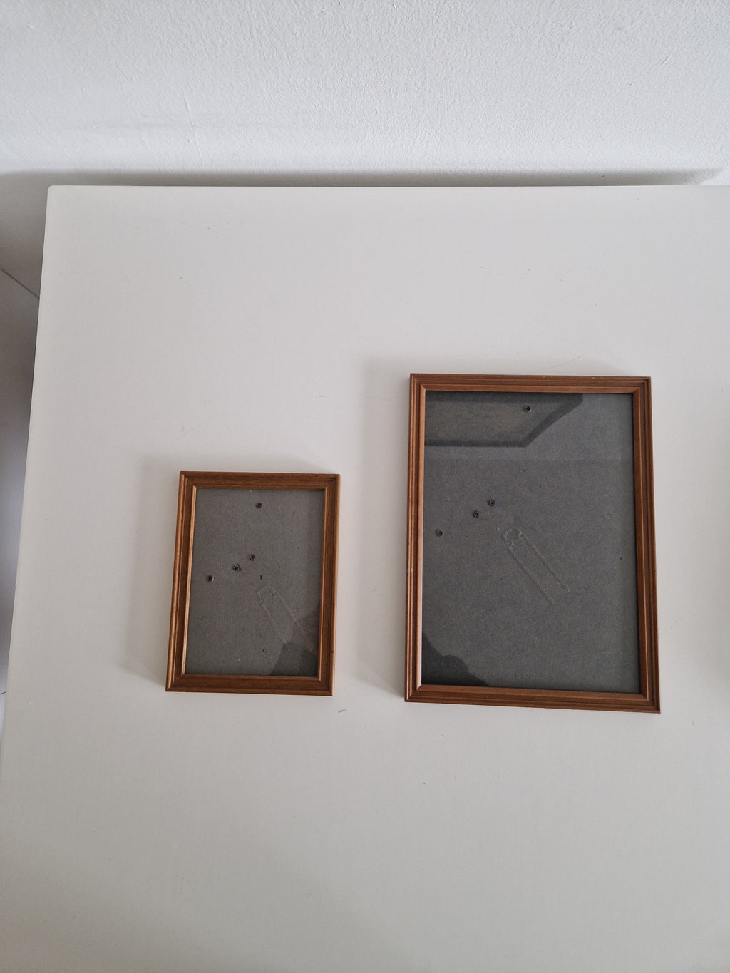 Lot de deux cadres photo vintage en bois, finition noyer — 27×32 cm et 13×18 cm