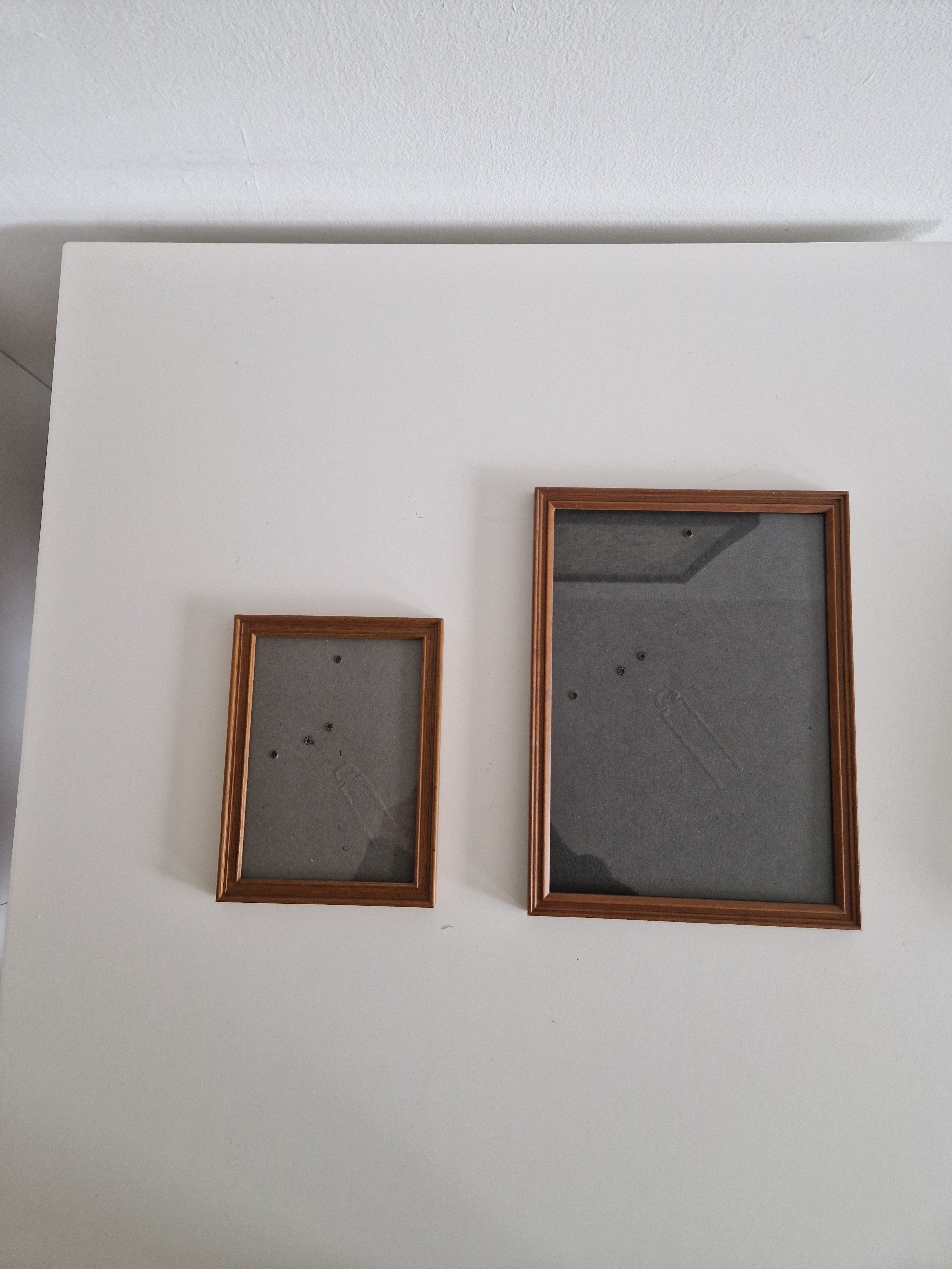 Lot de deux cadres photo vintage en bois, finition noyer — 27×32 cm et 13×18 cm