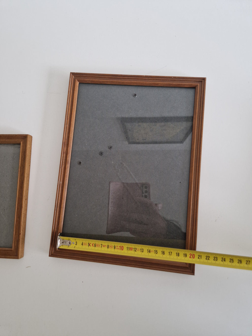 Lot de deux cadres photo vintage en bois, finition noyer — 27×32 cm et 13×18 cm