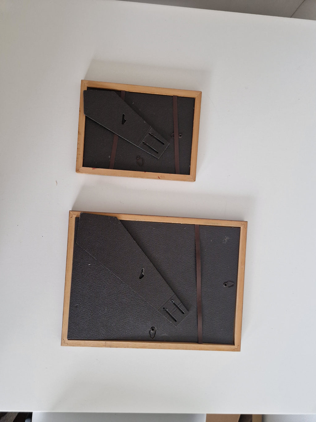 Lot de deux cadres photo vintage en bois, finition noyer — 27×32 cm et 13×18 cm