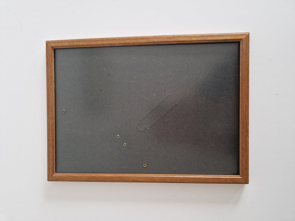Lot de deux cadres photo vintage en bois, finition noyer — 27×32 cm et 13×18 cm