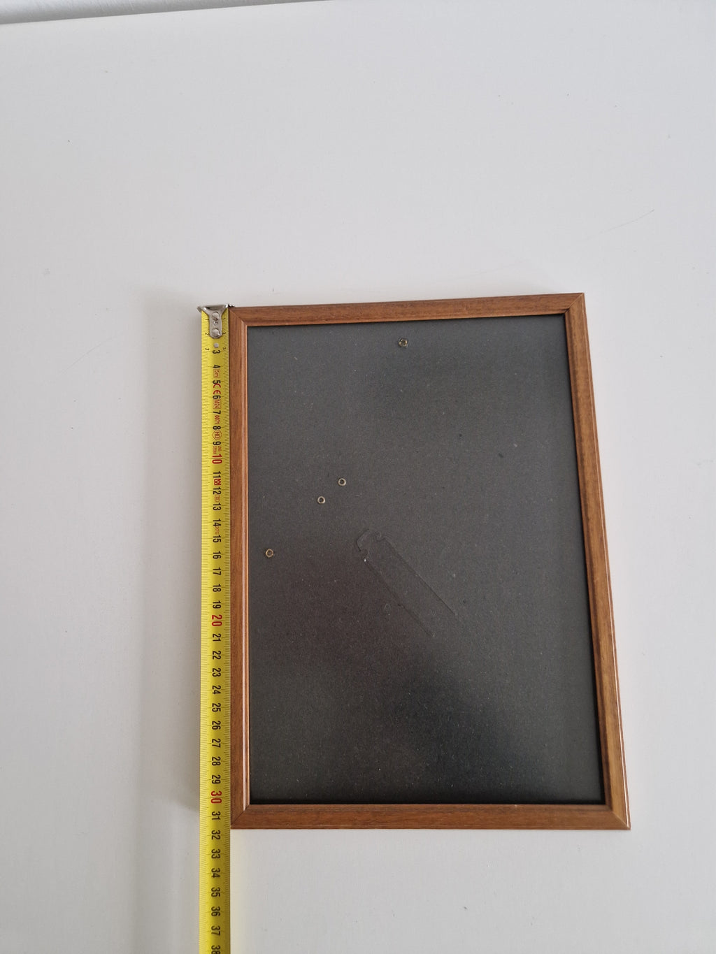 Lot de deux cadres photo vintage en bois, finition noyer — 27×32 cm et 13×18 cm