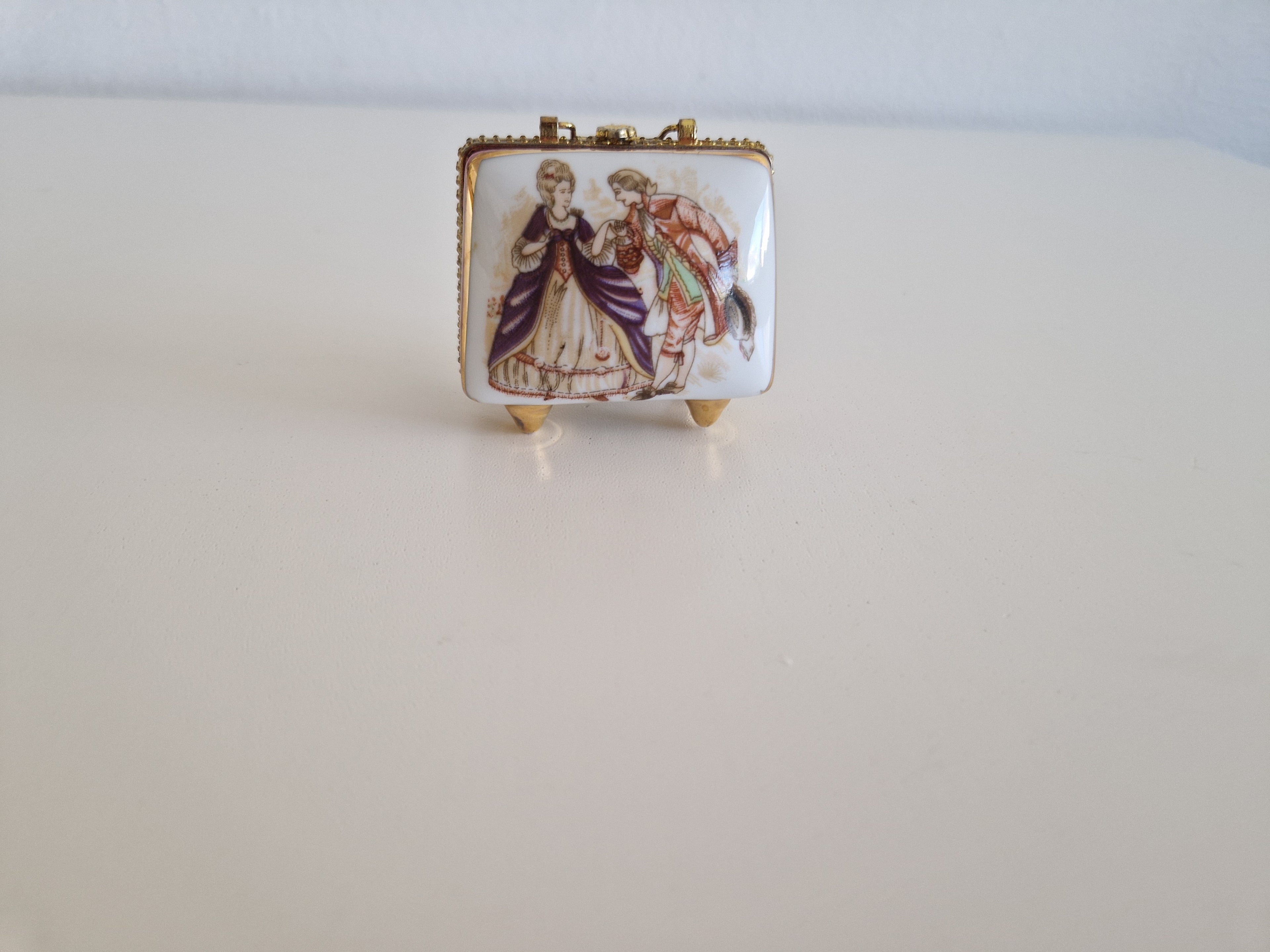 Boîte à bibelots vintage en porcelaine avec scène de cour galante rococo et cadre doré – 6 × 5 cm