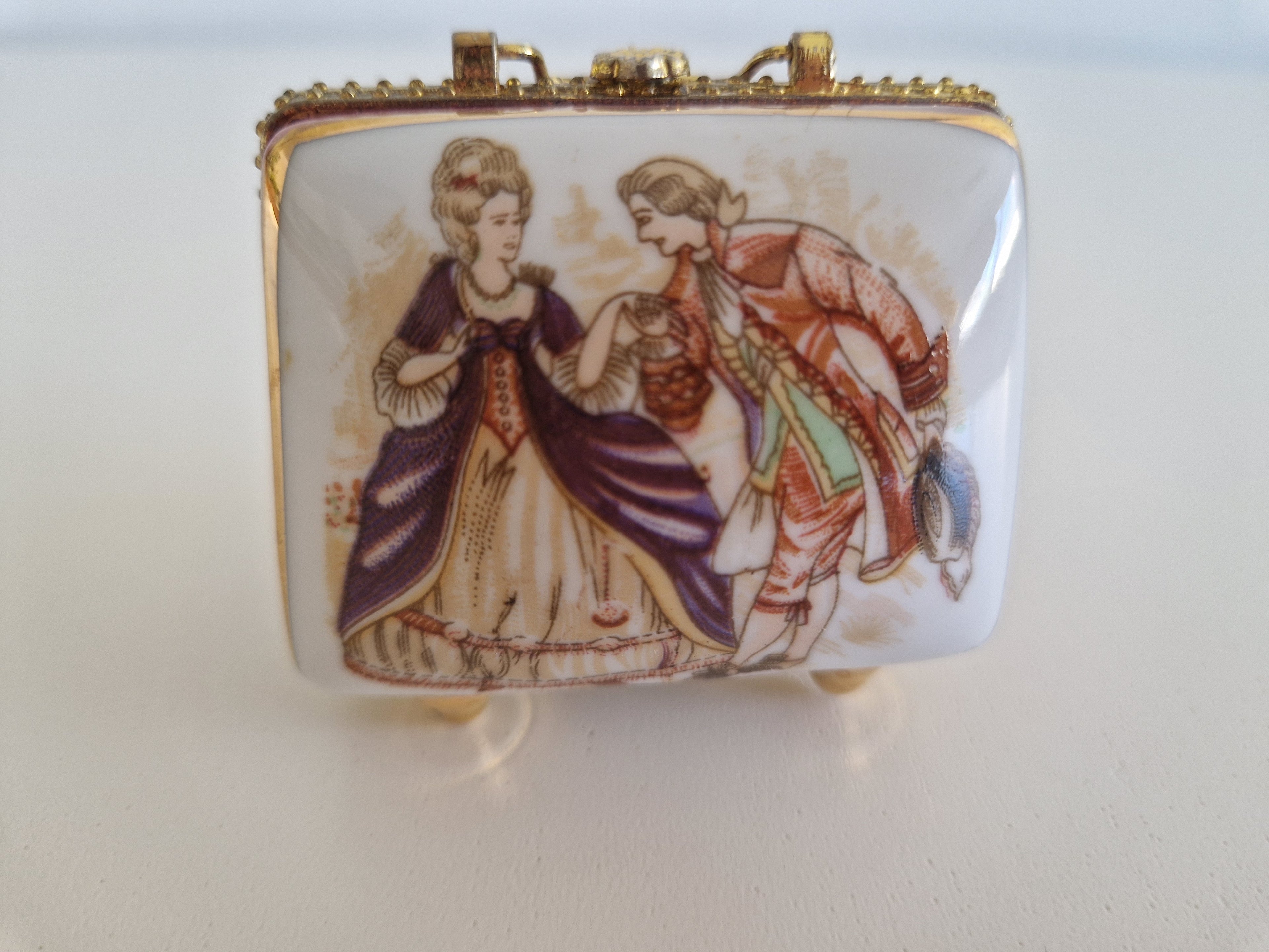 Boîte à bibelots vintage en porcelaine avec scène de cour galante rococo et cadre doré – 6 × 5 cm