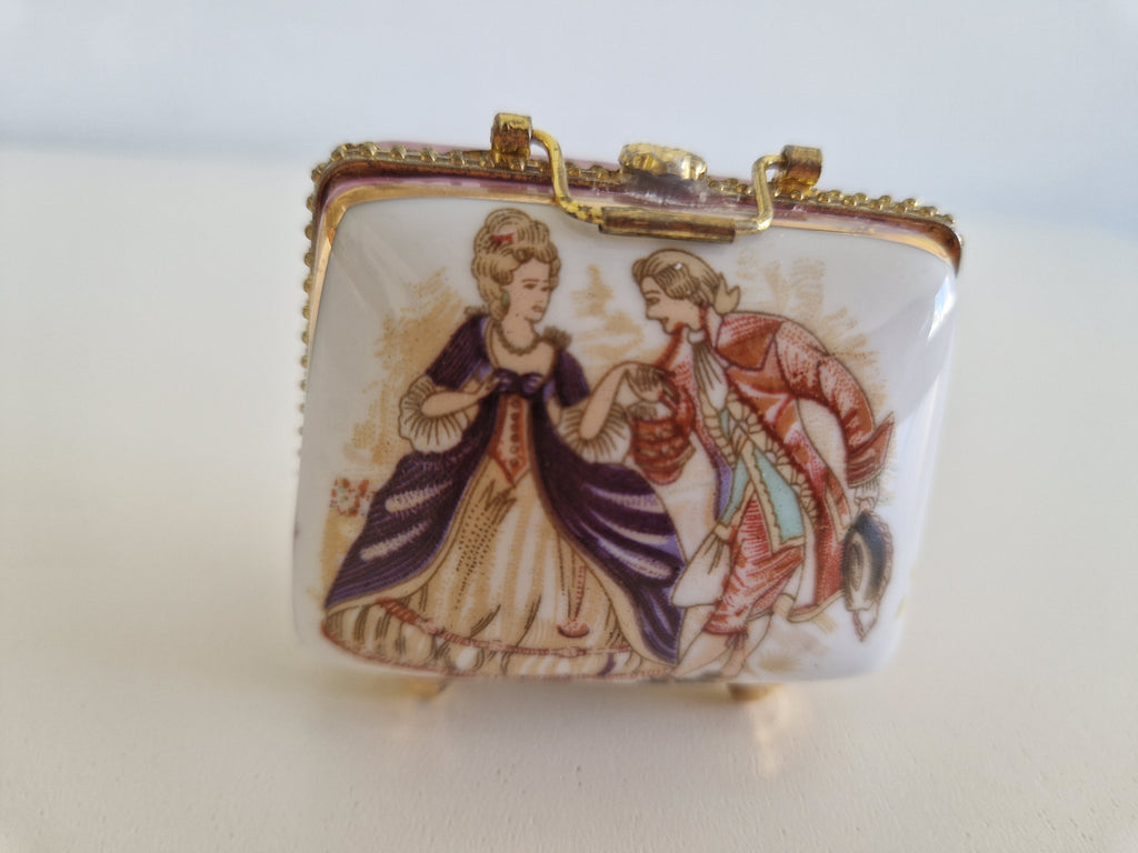 Boîte à bibelots vintage en porcelaine avec scène de cour galante rococo et cadre doré – 6 × 5 cm