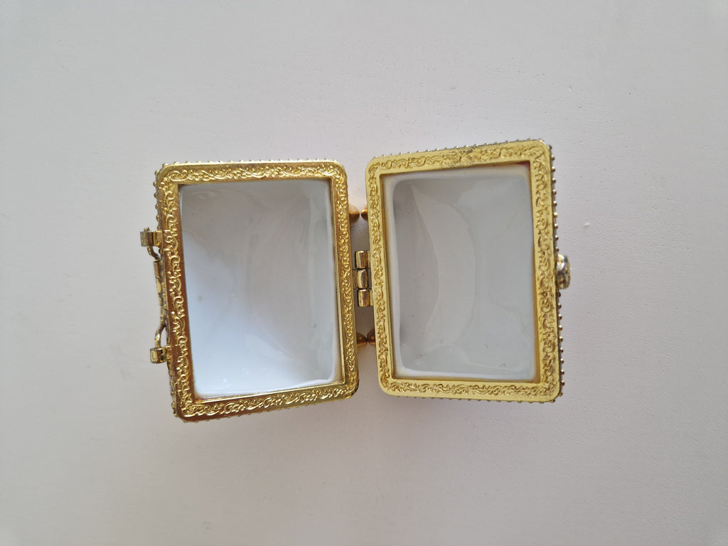 Boîte à bibelots vintage en porcelaine avec scène de cour galante rococo et cadre doré – 6 × 5 cm