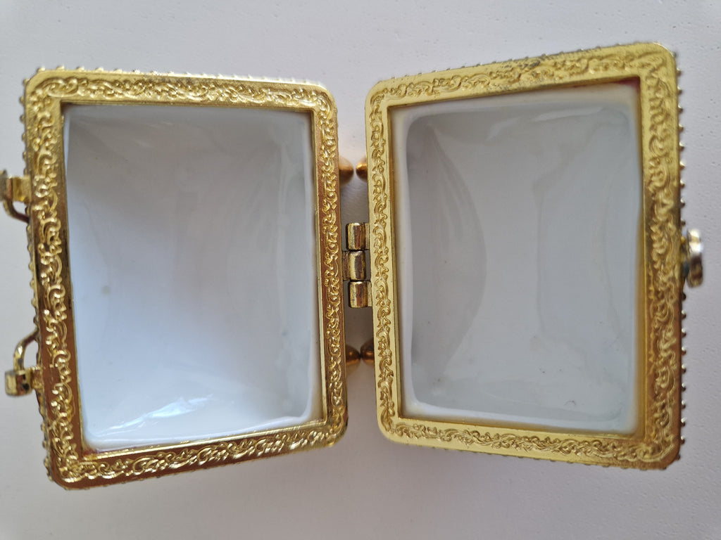 Boîte à bibelots vintage en porcelaine avec scène de cour galante rococo et cadre doré – 6 × 5 cm