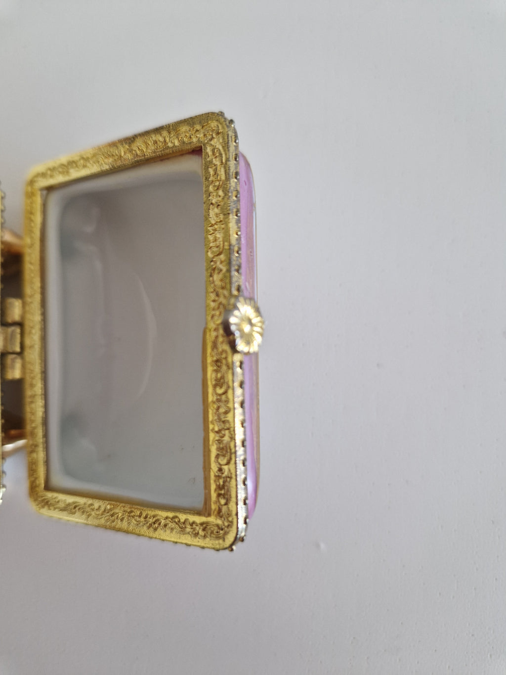 Boîte à bibelots vintage en porcelaine avec scène de cour galante rococo et cadre doré – 6 × 5 cm