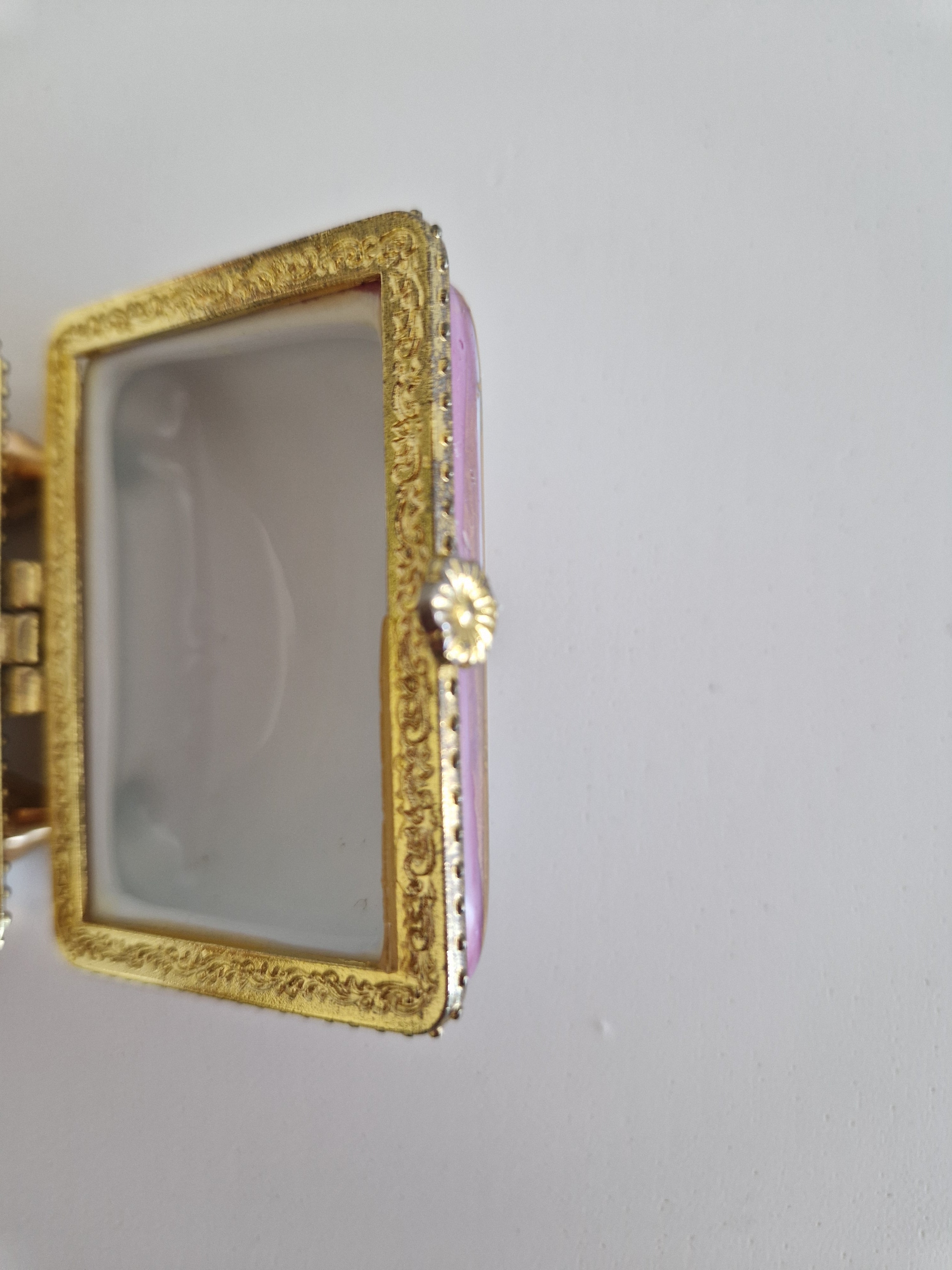 Boîte à bibelots vintage en porcelaine avec scène de cour galante rococo et cadre doré – 6 × 5 cm