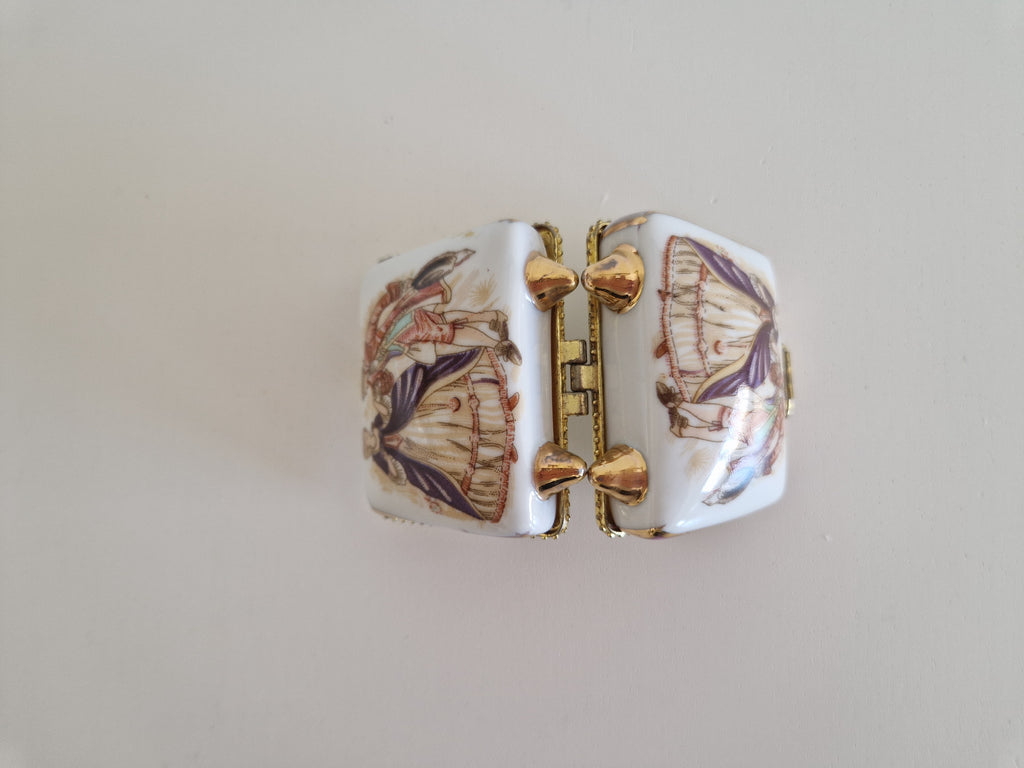 Boîte à bibelots vintage en porcelaine avec scène de cour galante rococo et cadre doré – 6 × 5 cm