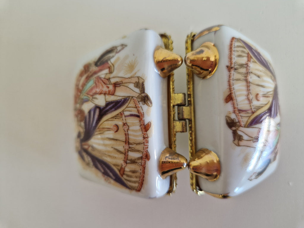 Boîte à bibelots vintage en porcelaine avec scène de cour galante rococo et cadre doré – 6 × 5 cm