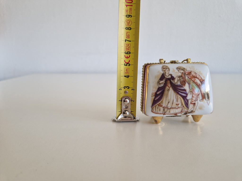 Boîte à bibelots vintage en porcelaine avec scène de cour galante rococo et cadre doré – 6 × 5 cm