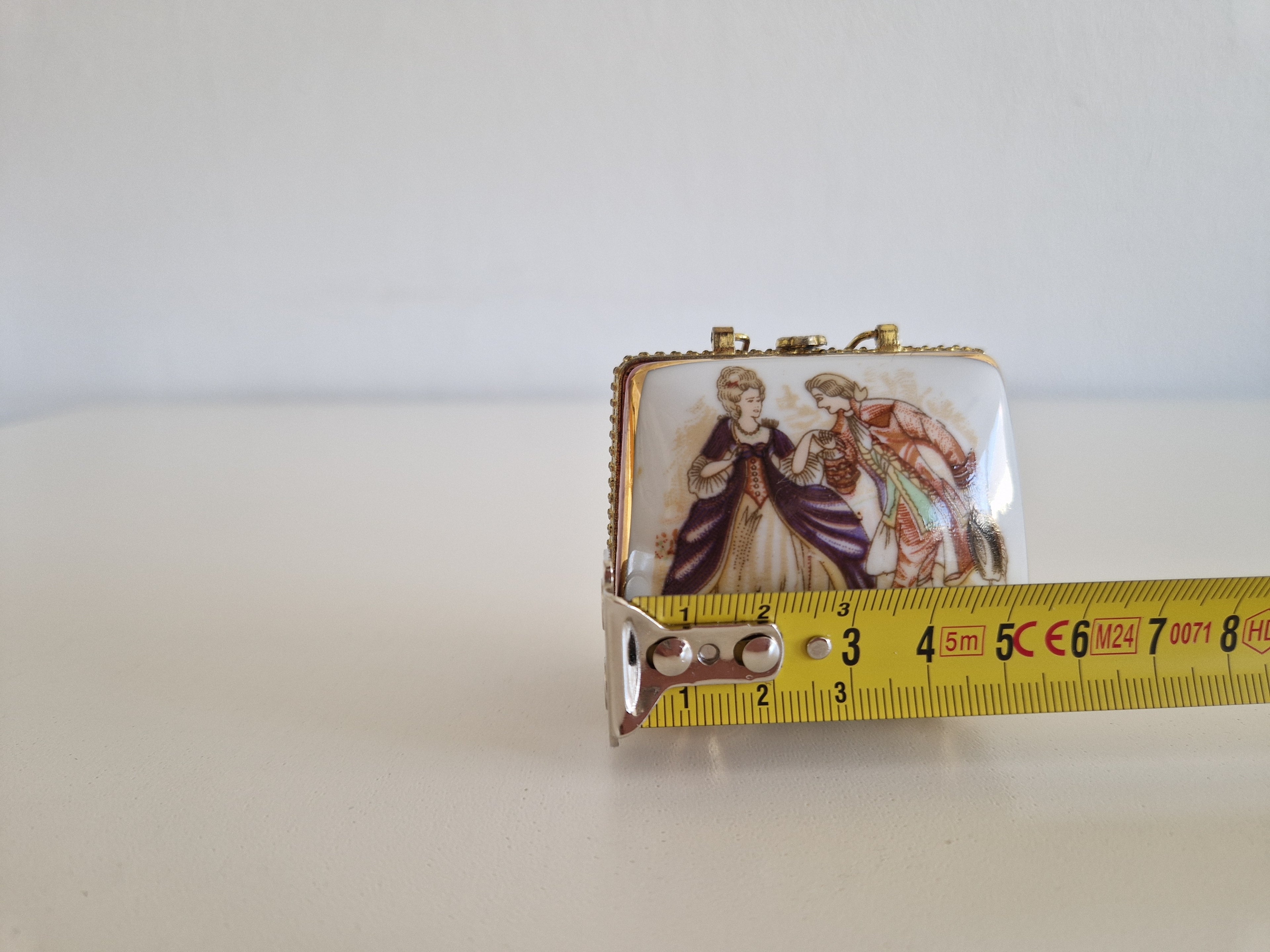 Boîte à bibelots vintage en porcelaine avec scène de cour galante rococo et cadre doré – 6 × 5 cm