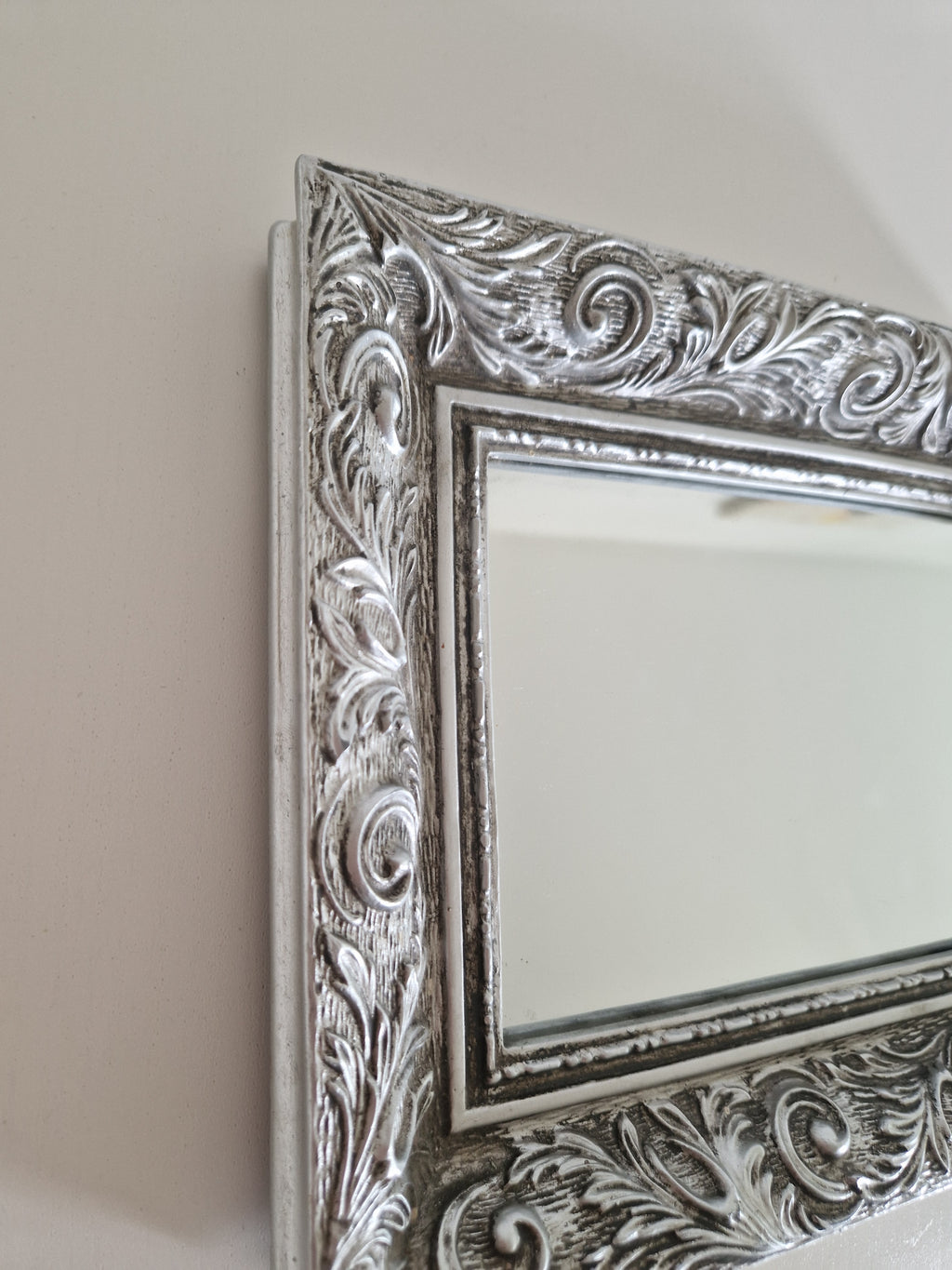 Miroir Baroque Orné Argenté — Mural ou à Poser | Cadre à Volutes d'Acanthus