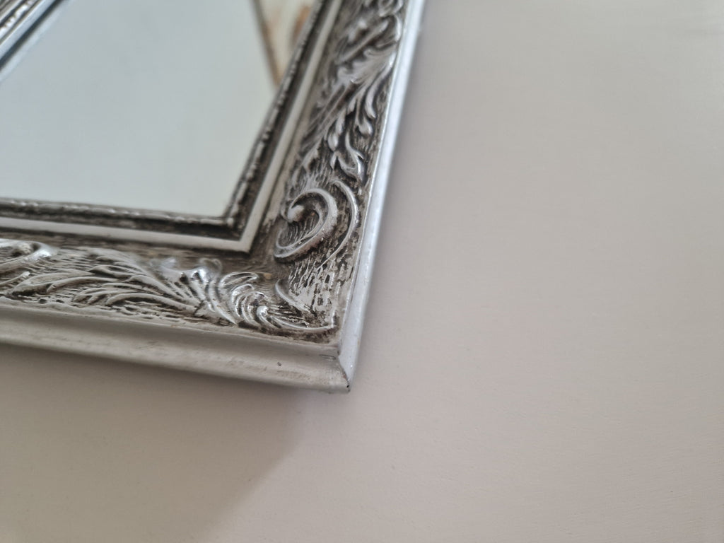 Miroir Baroque Orné Argenté — Mural ou à Poser | Cadre à Volutes d'Acanthus