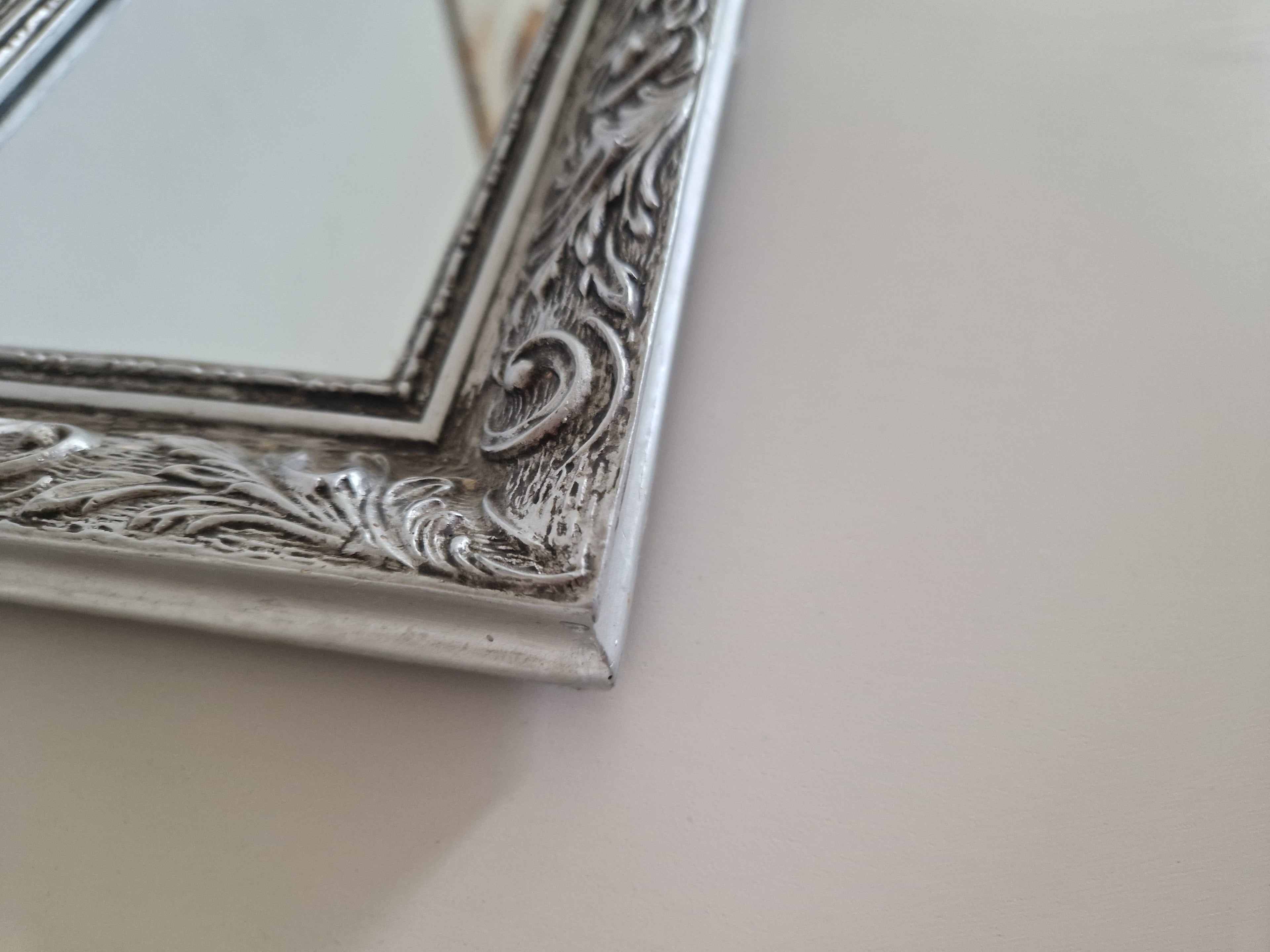 Miroir Baroque Orné Argenté — Mural ou à Poser | Cadre à Volutes d'Acanthus