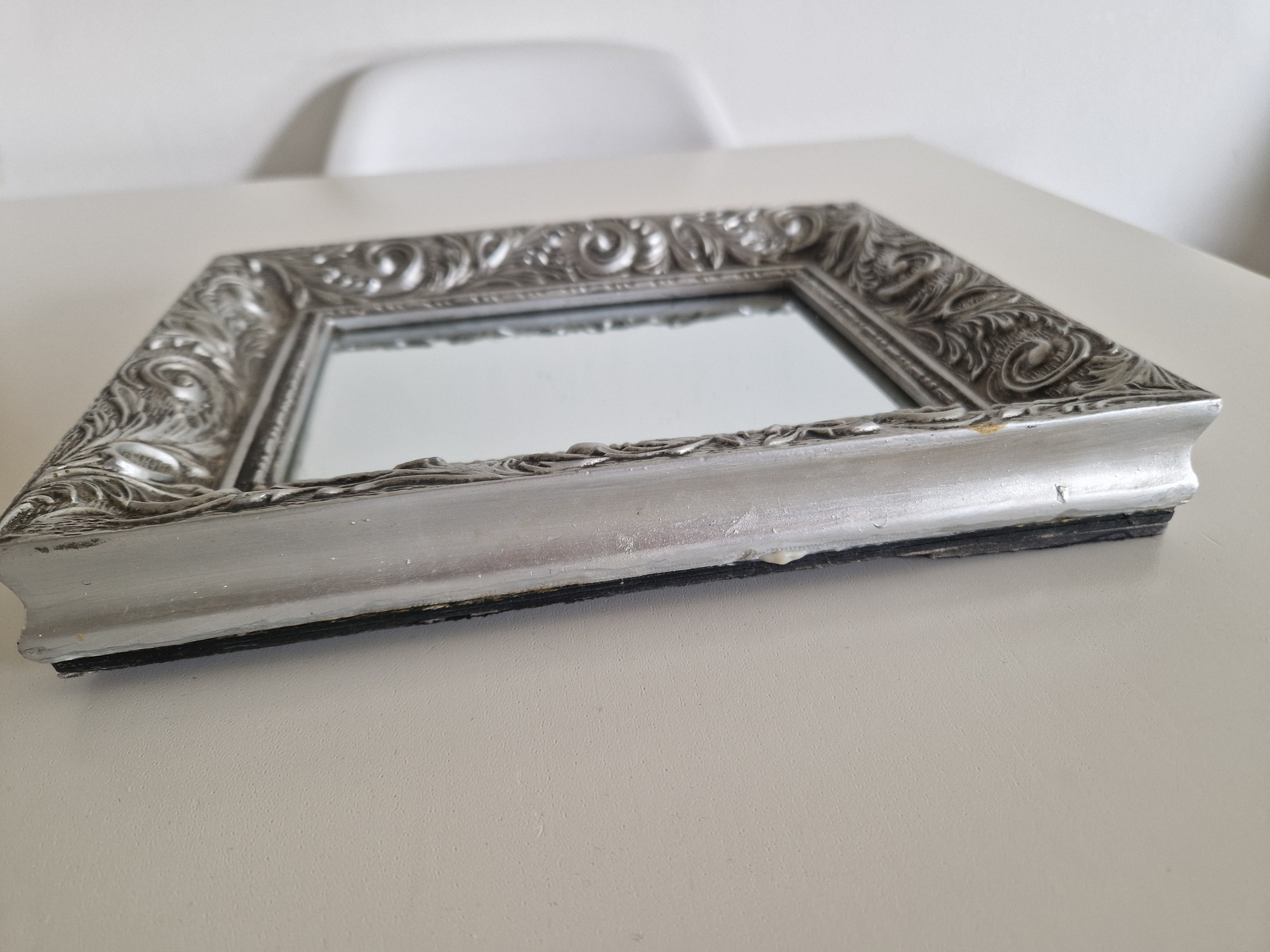 Miroir Baroque Orné Argenté — Mural ou à Poser | Cadre à Volutes d'Acanthus