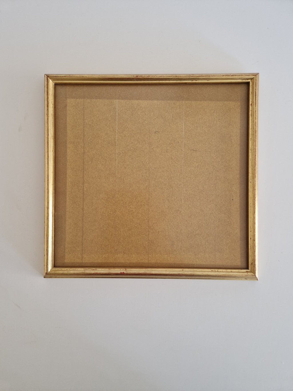 Vergoldeter Vintage-Bilderrahmen mit gestufter Rillenleiste – 30 × 33 cm, ohne Inhalt