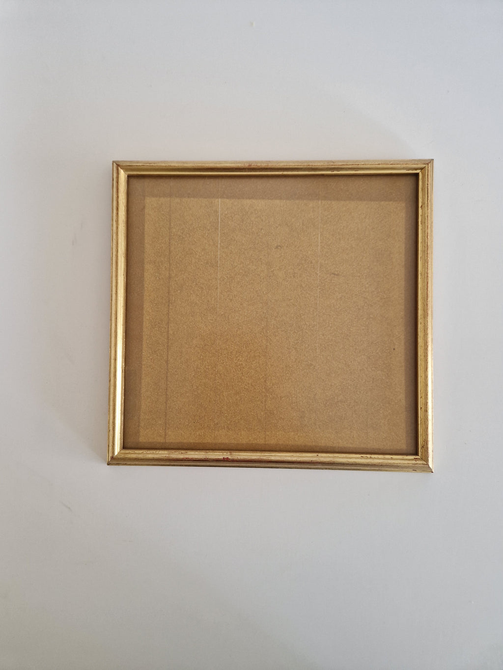 Vergoldeter Vintage-Bilderrahmen mit gestufter Rillenleiste – 30 × 33 cm, ohne Inhalt