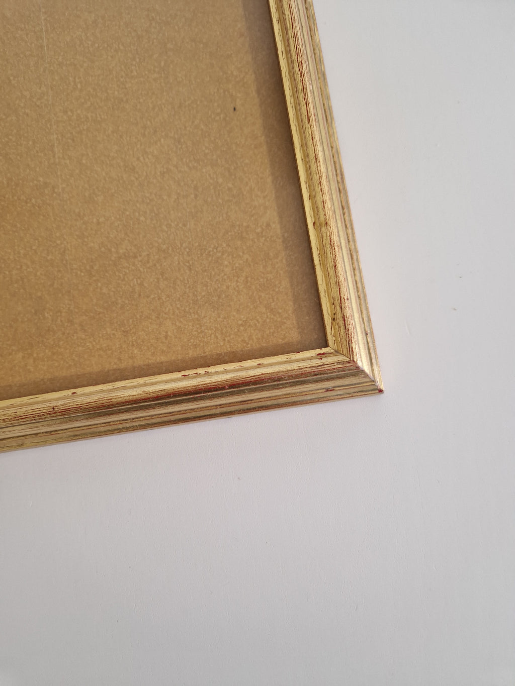 Vergoldeter Vintage-Bilderrahmen mit gestufter Rillenleiste – 30 × 33 cm, ohne Inhalt