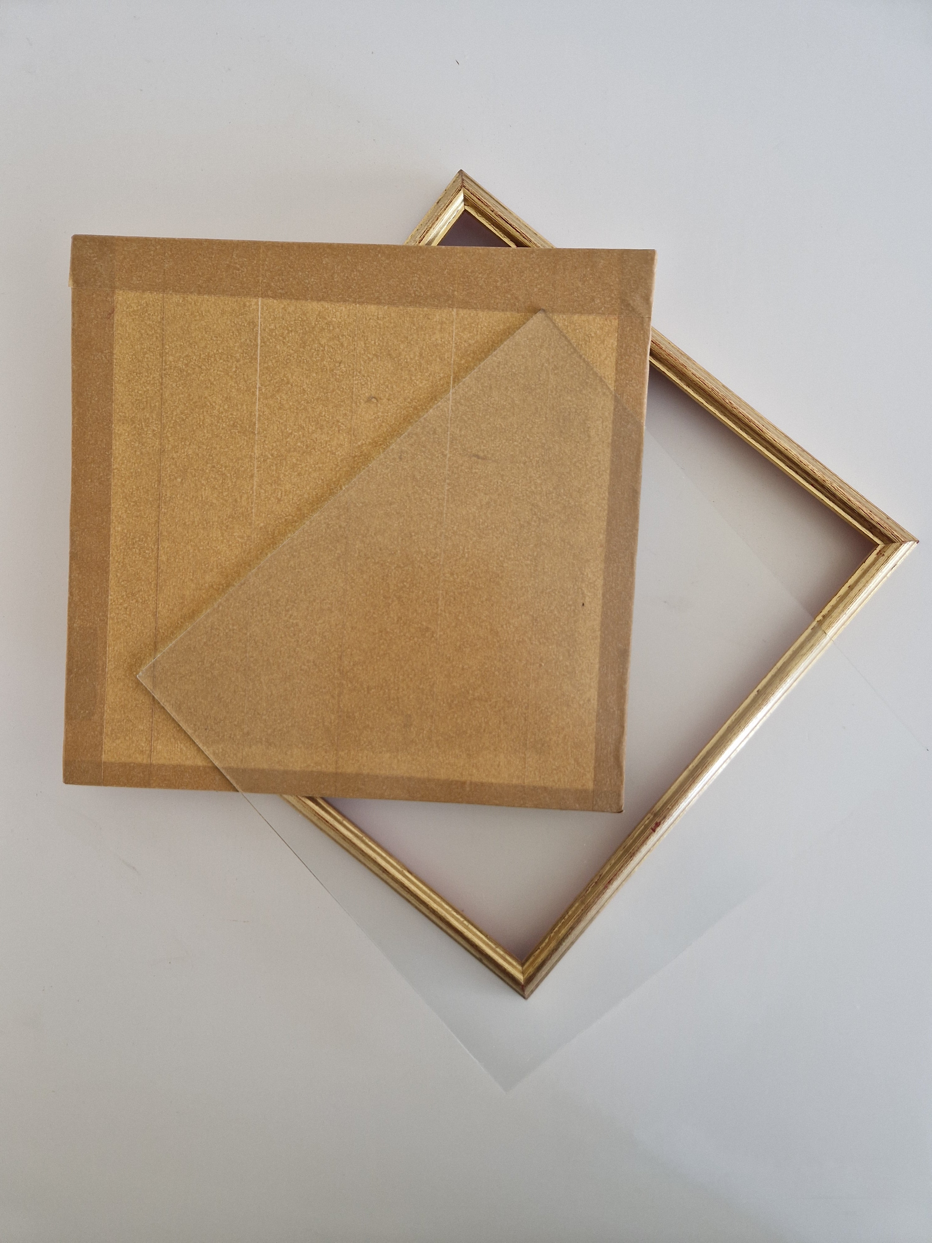 Vergoldeter Vintage-Bilderrahmen mit gestufter Rillenleiste – 30 × 33 cm, ohne Inhalt