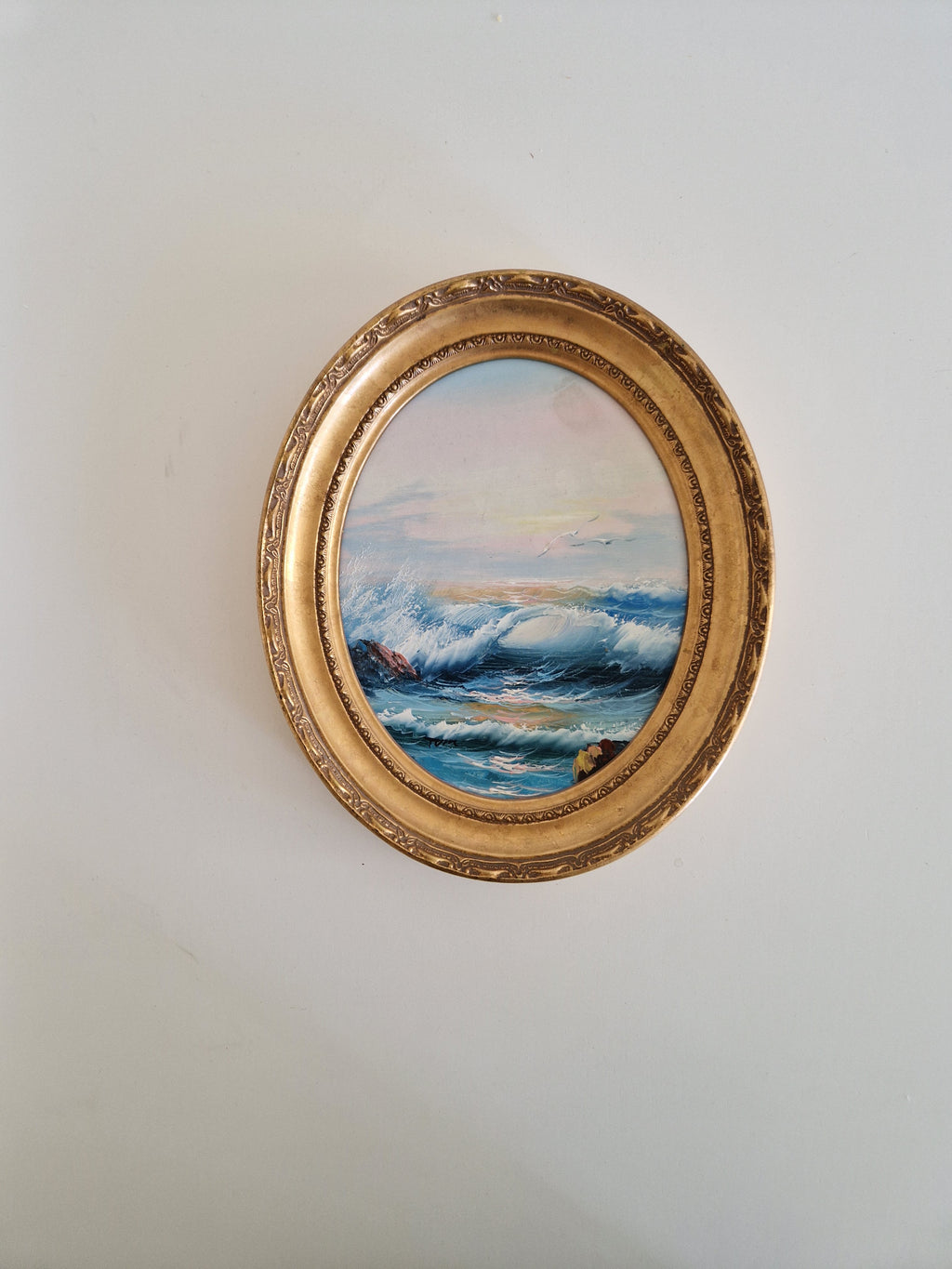 Antikes Ölgemälde – Stürmische Seelandschaft | Brechende Wellen & Möwen | Nach Aivazovsky | Ovaler vergoldeter Gesso-Rahmen | 27 × 34 cm