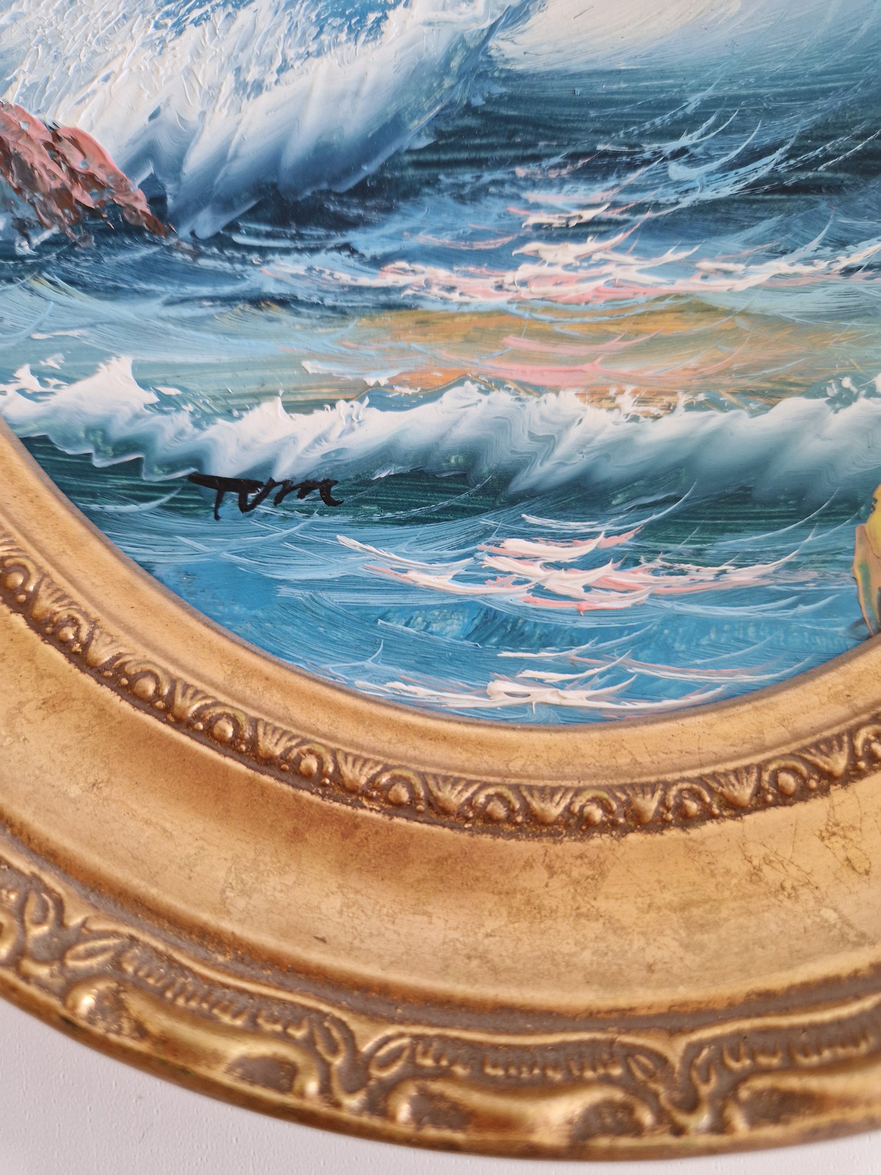 Antikes Ölgemälde – Stürmische Seelandschaft | Brechende Wellen & Möwen | Nach Aivazovsky | Ovaler vergoldeter Gesso-Rahmen | 27 × 34 cm