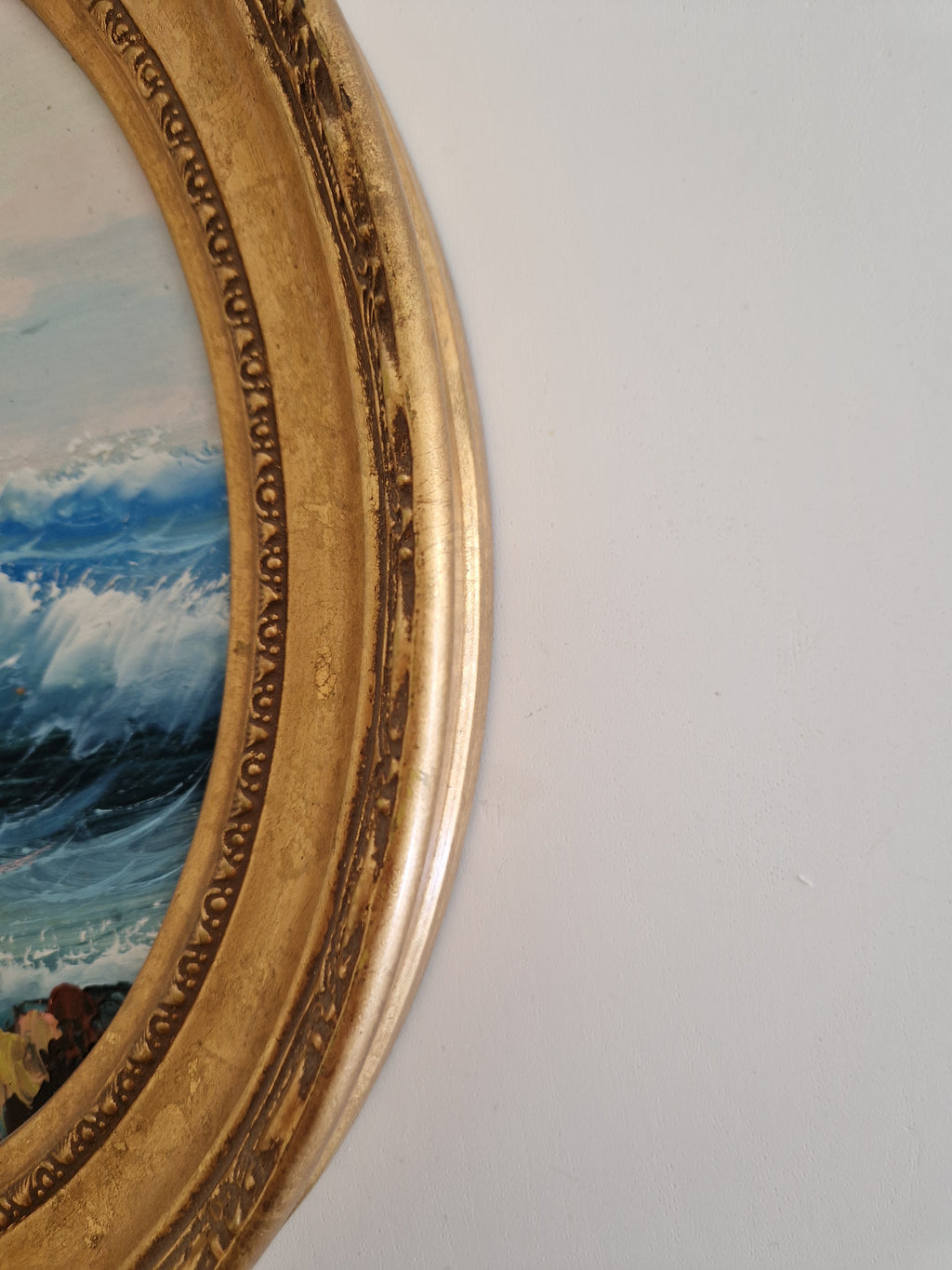 Antikes Ölgemälde – Stürmische Seelandschaft | Brechende Wellen & Möwen | Nach Aivazovsky | Ovaler vergoldeter Gesso-Rahmen | 27 × 34 cm
