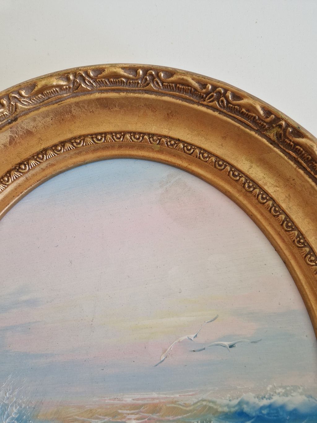 Antikes Ölgemälde – Stürmische Seelandschaft | Brechende Wellen & Möwen | Nach Aivazovsky | Ovaler vergoldeter Gesso-Rahmen | 27 × 34 cm