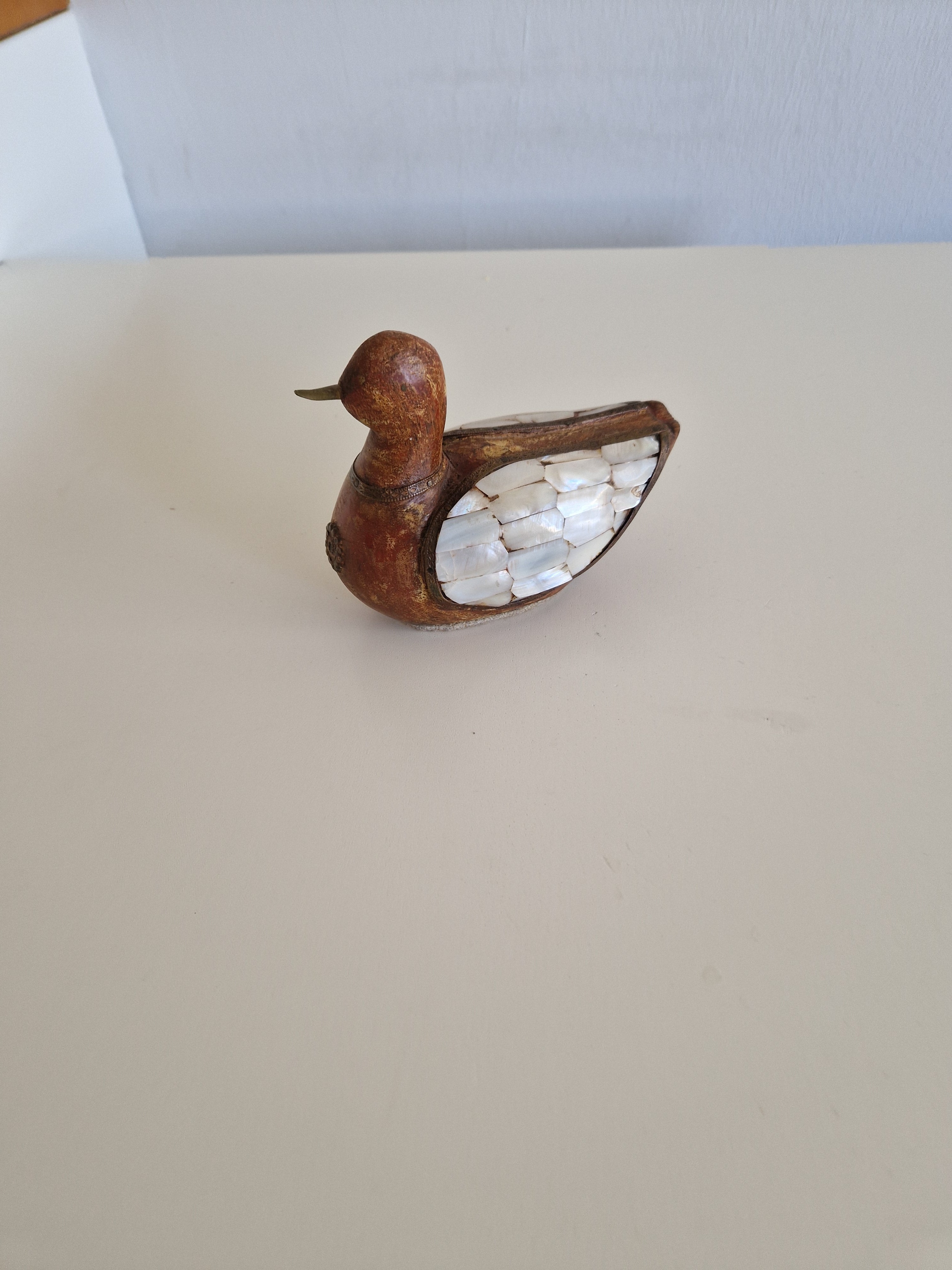 Figurine de canard vintage sculptée à la main — Bois sculpté et incrustation de nacre | Art populaire de l'Himalaya