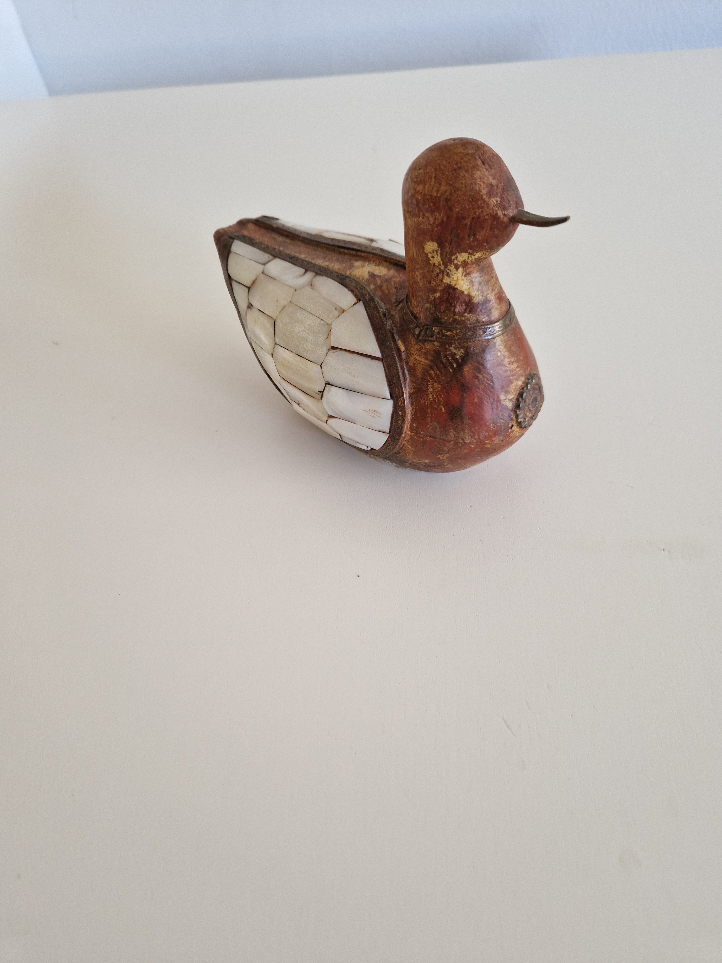 Figurine de canard vintage sculptée à la main — Bois sculpté et incrustation de nacre | Art populaire de l'Himalaya