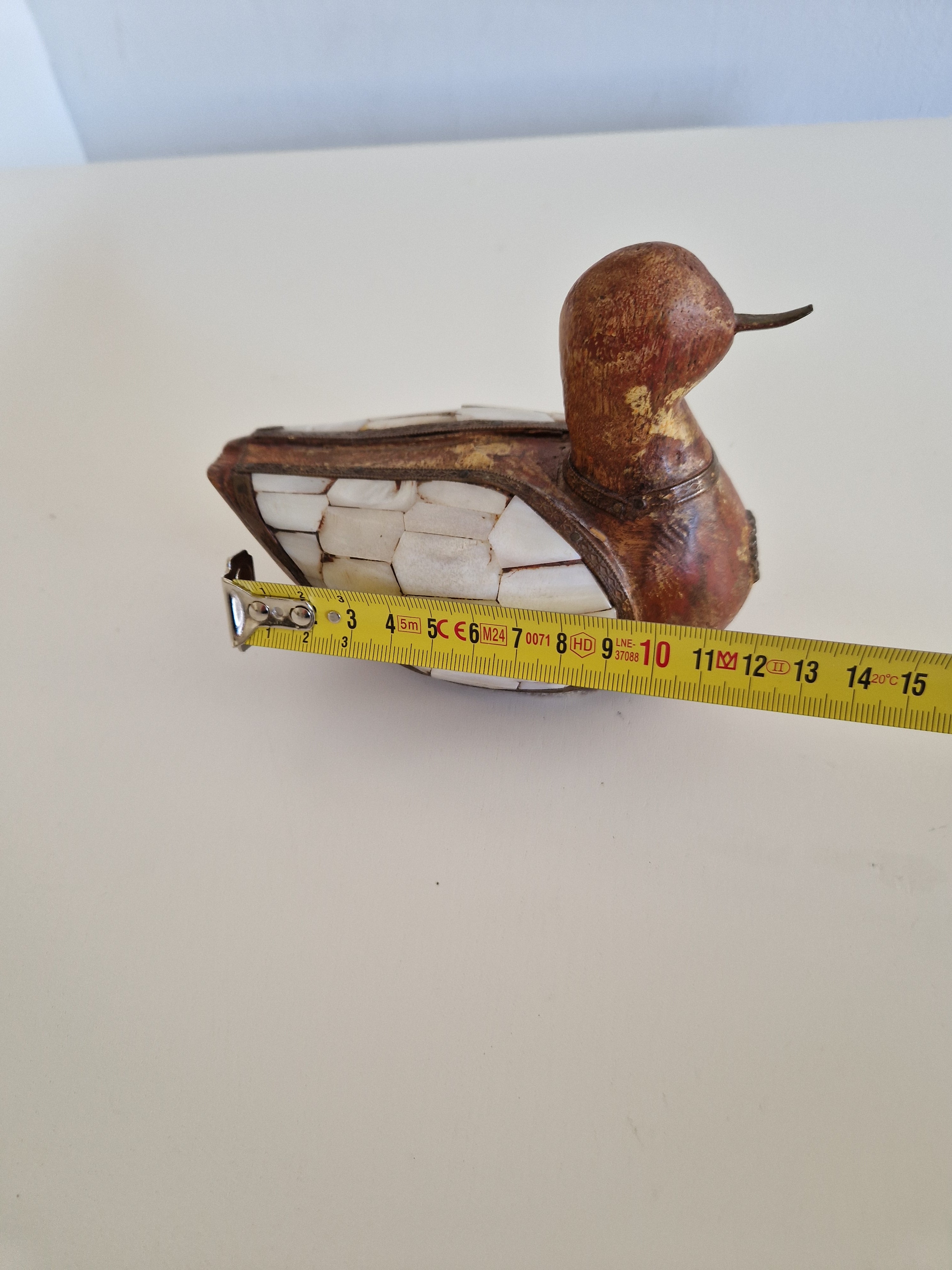 Figurine de canard vintage sculptée à la main — Bois sculpté et incrustation de nacre | Art populaire de l'Himalaya