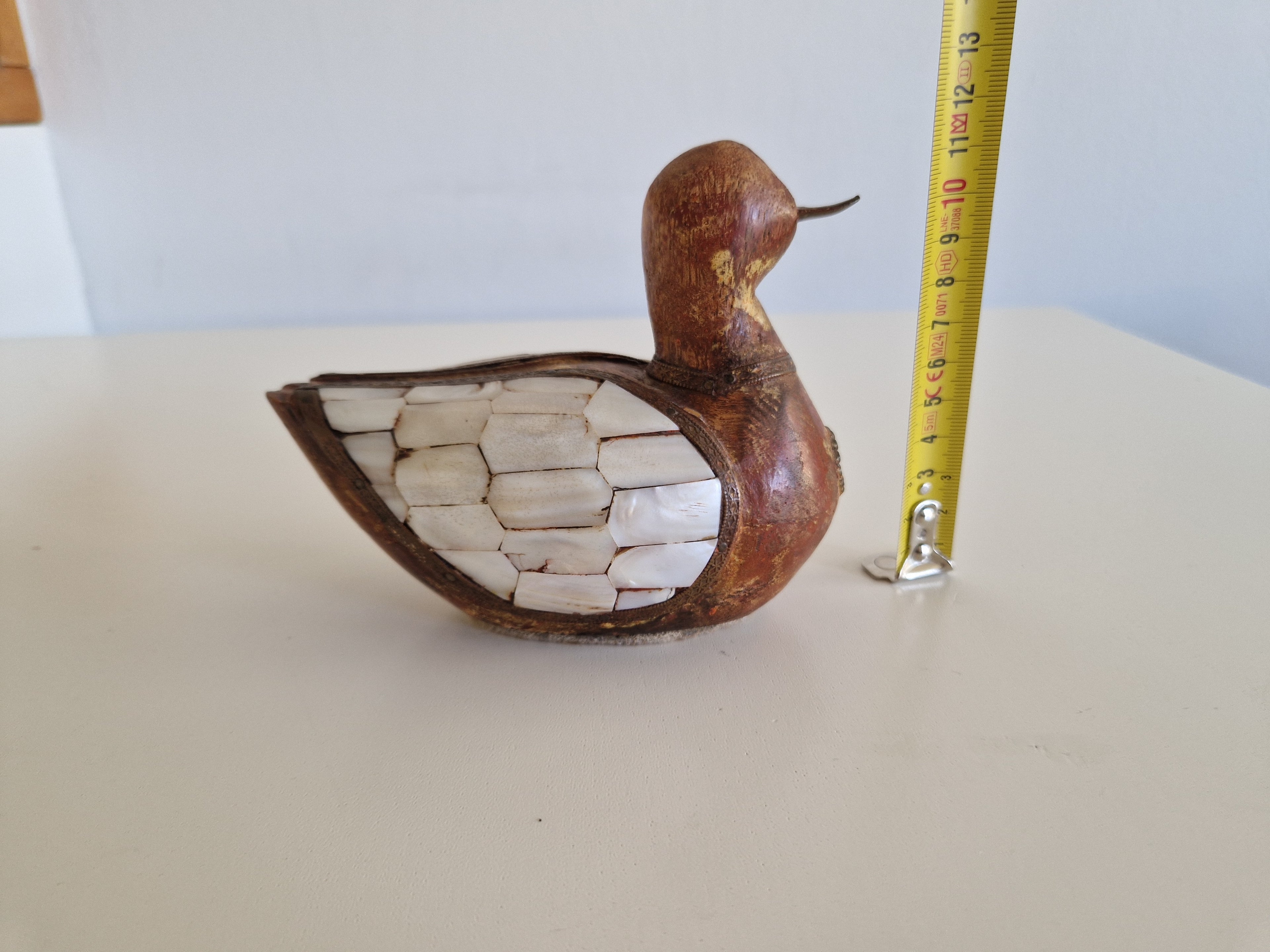 Figurine de canard vintage sculptée à la main — Bois sculpté et incrustation de nacre | Art populaire de l'Himalaya