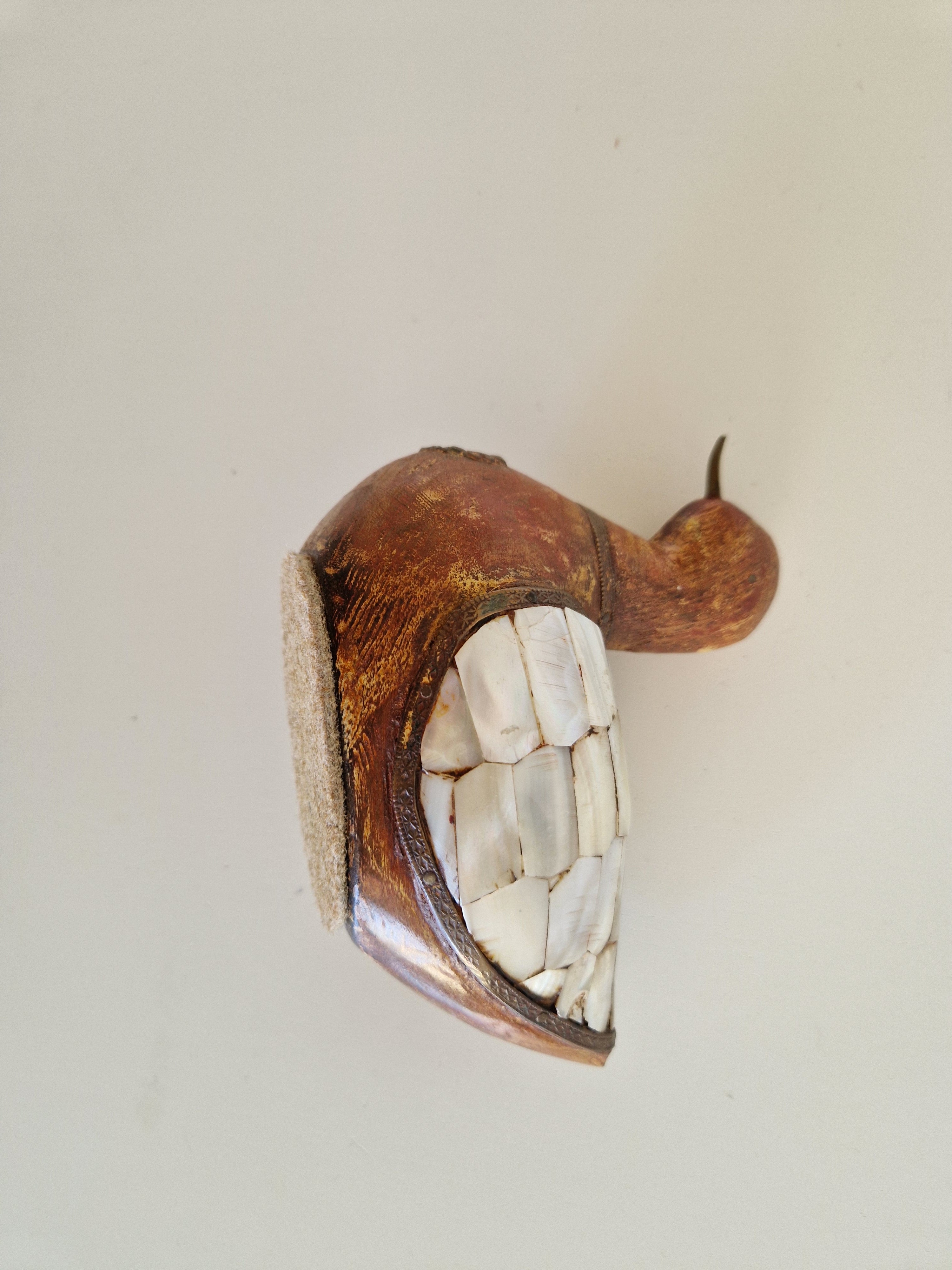 Figurine de canard vintage sculptée à la main — Bois sculpté et incrustation de nacre | Art populaire de l'Himalaya