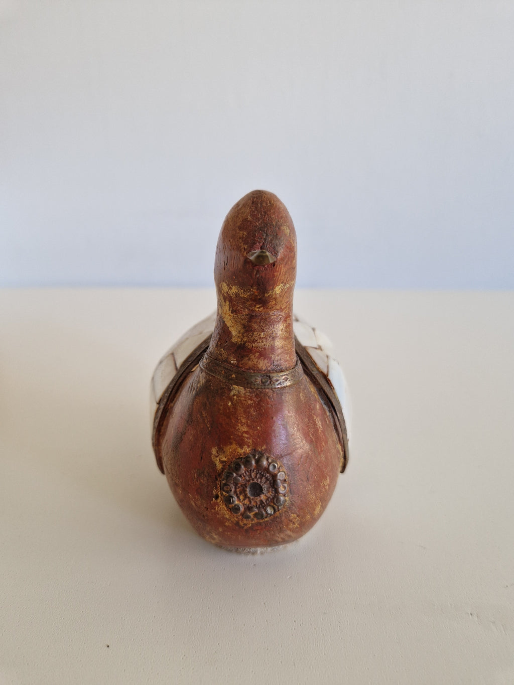 Figurine de canard vintage sculptée à la main — Bois sculpté et incrustation de nacre | Art populaire de l'Himalaya