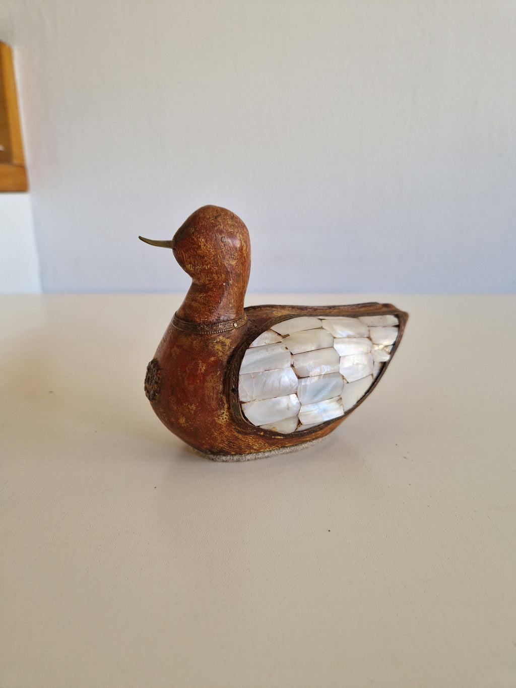 Figurine de canard vintage sculptée à la main — Bois sculpté et incrustation de nacre | Art populaire de l'Himalaya