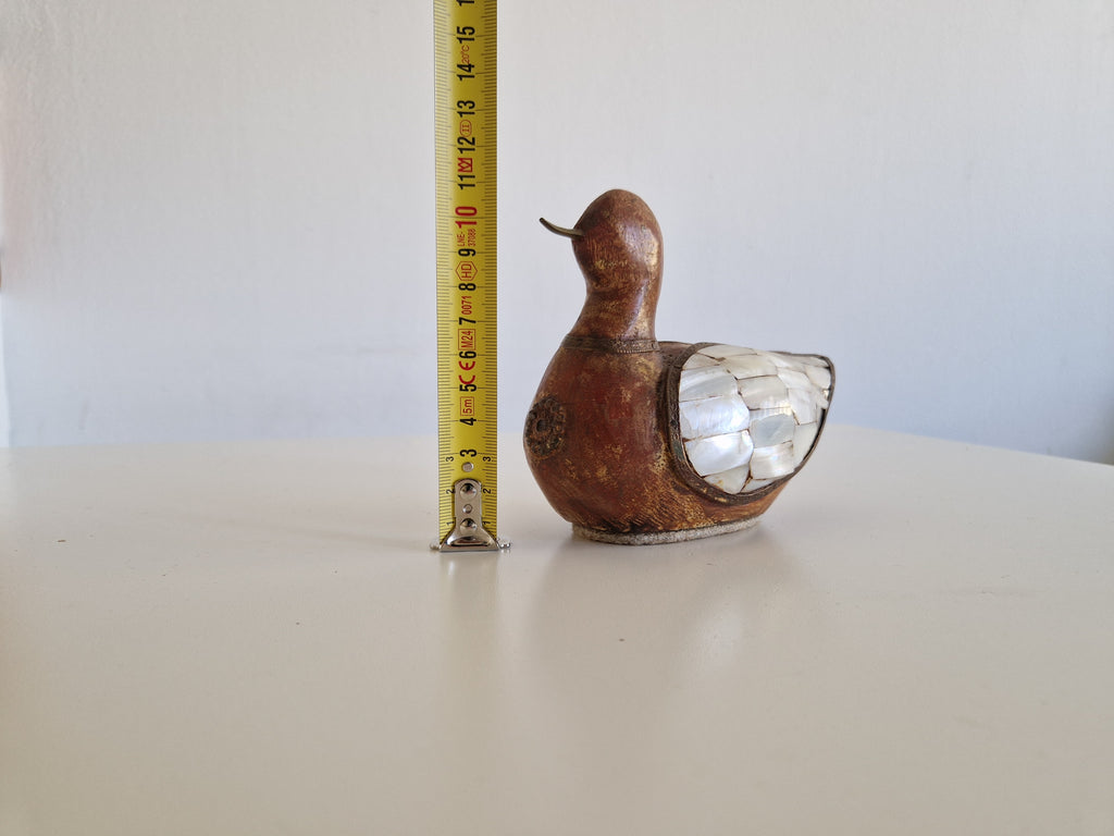 Figurine de canard vintage sculptée à la main — Bois sculpté et incrustation de nacre | Art populaire de l'Himalaya