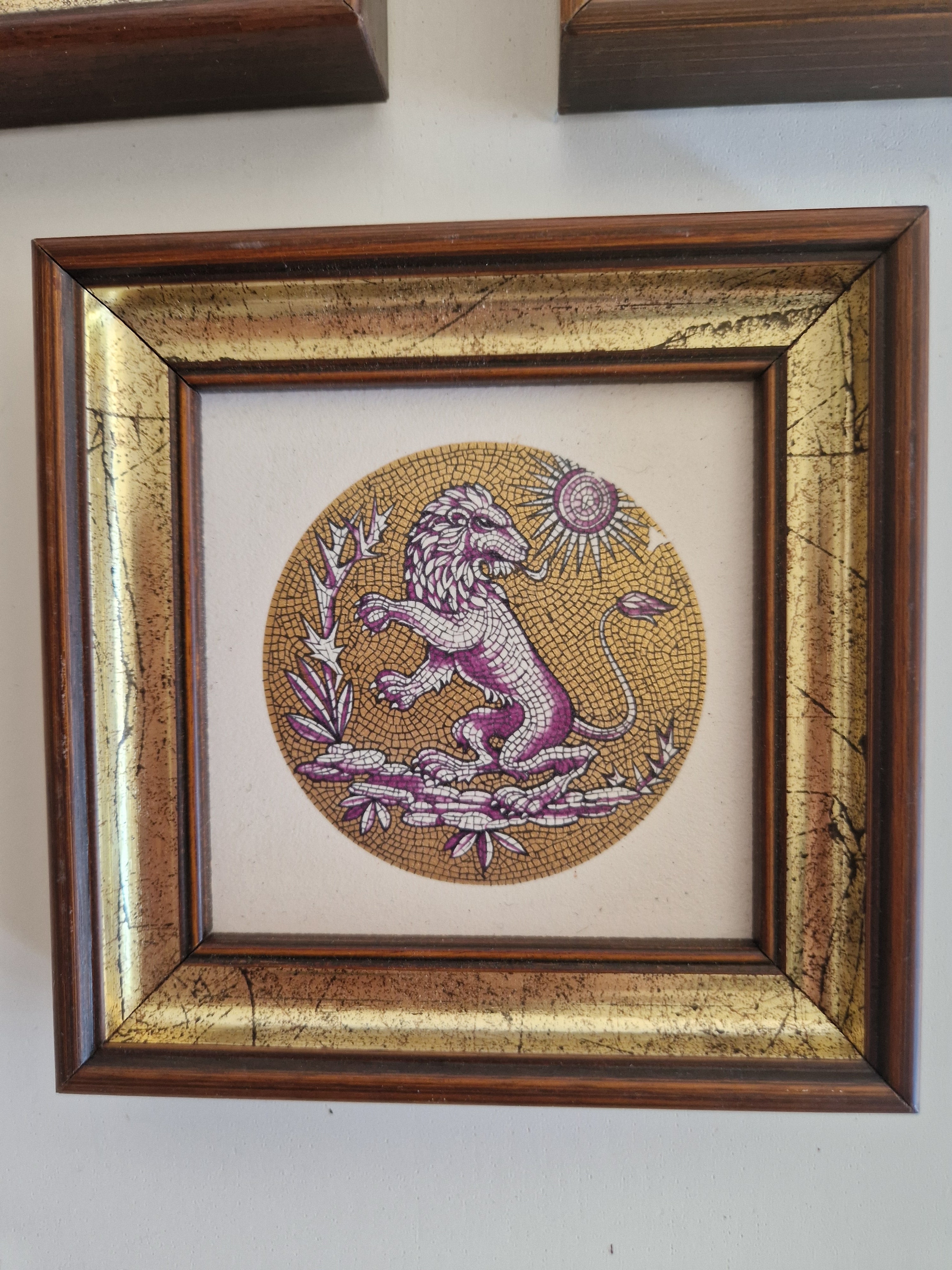 Tierkreiszeichen Astrologische Keramikfliese | 97 %+ reiner Goldstaub-Hintergrund | Designer-Stil Keramik | Fiorano, Italien | Gerahmt | Wählen Sie Ihr Zeichen