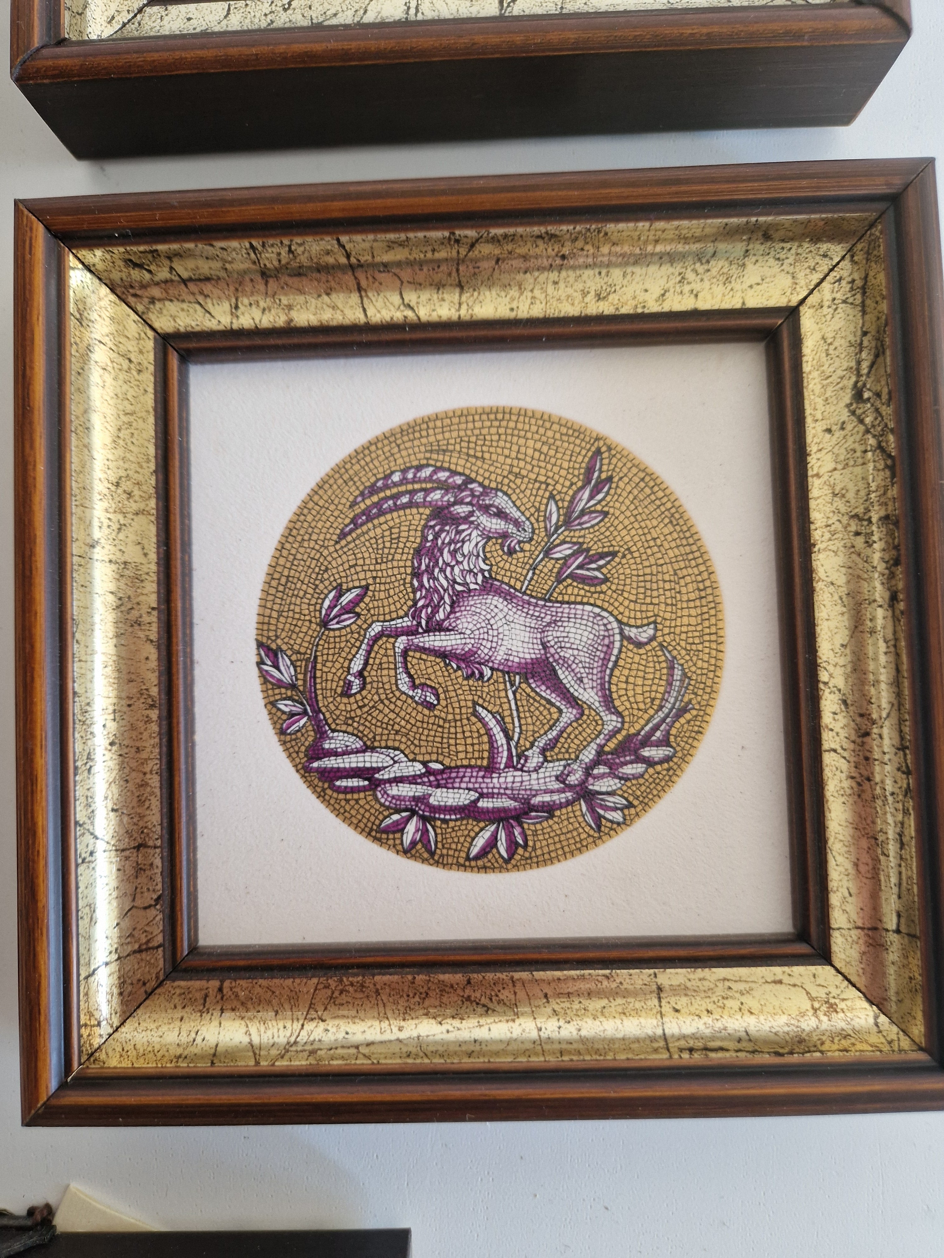 Tierkreiszeichen Astrologische Keramikfliese | 97 %+ reiner Goldstaub-Hintergrund | Designer-Stil Keramik | Fiorano, Italien | Gerahmt | Wählen Sie Ihr Zeichen