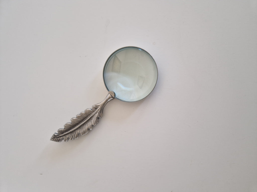 Loupe décorative avec manche en plume / penne – Étain finition argent antique | Lentille en verre ronde | 28 cm | Accessoire de bureau d'écriture