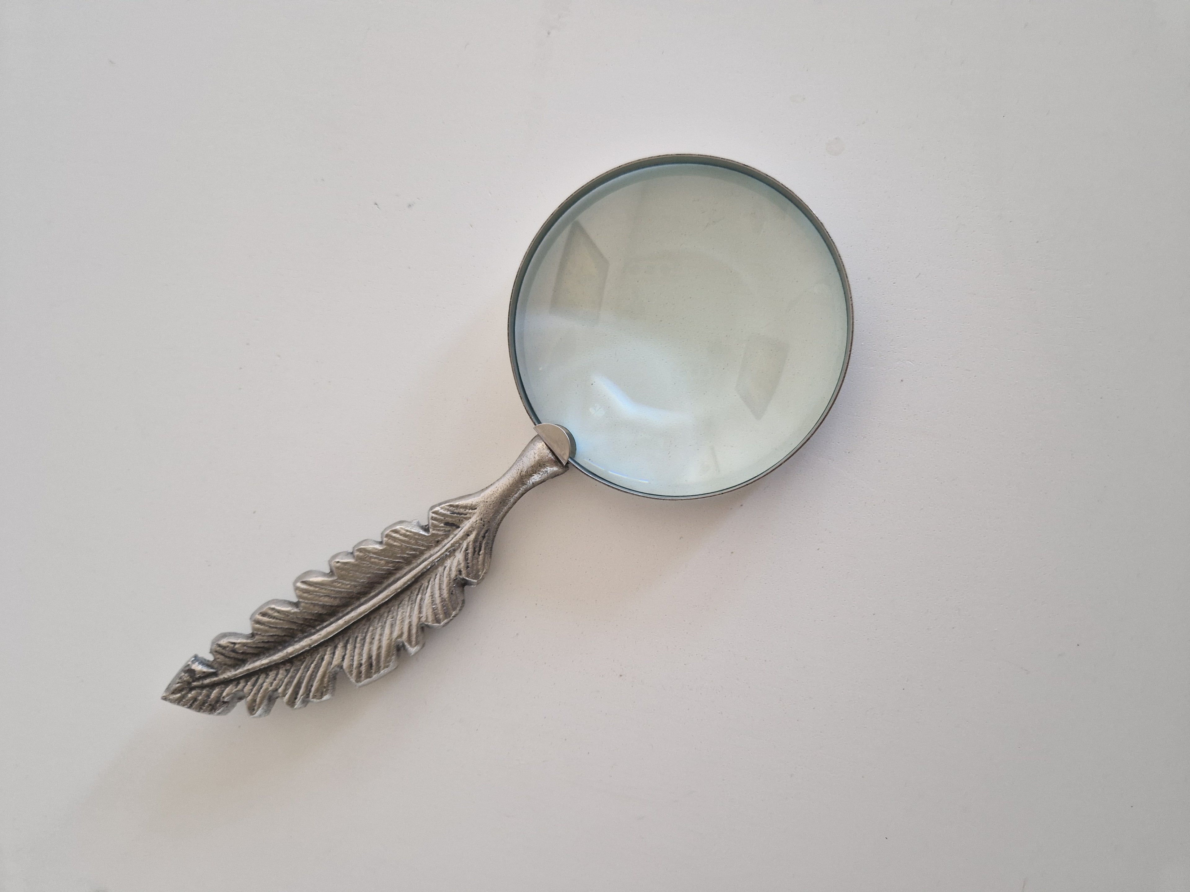 Loupe décorative avec manche en plume / penne – Étain finition argent antique | Lentille en verre ronde | 28 cm | Accessoire de bureau d'écriture