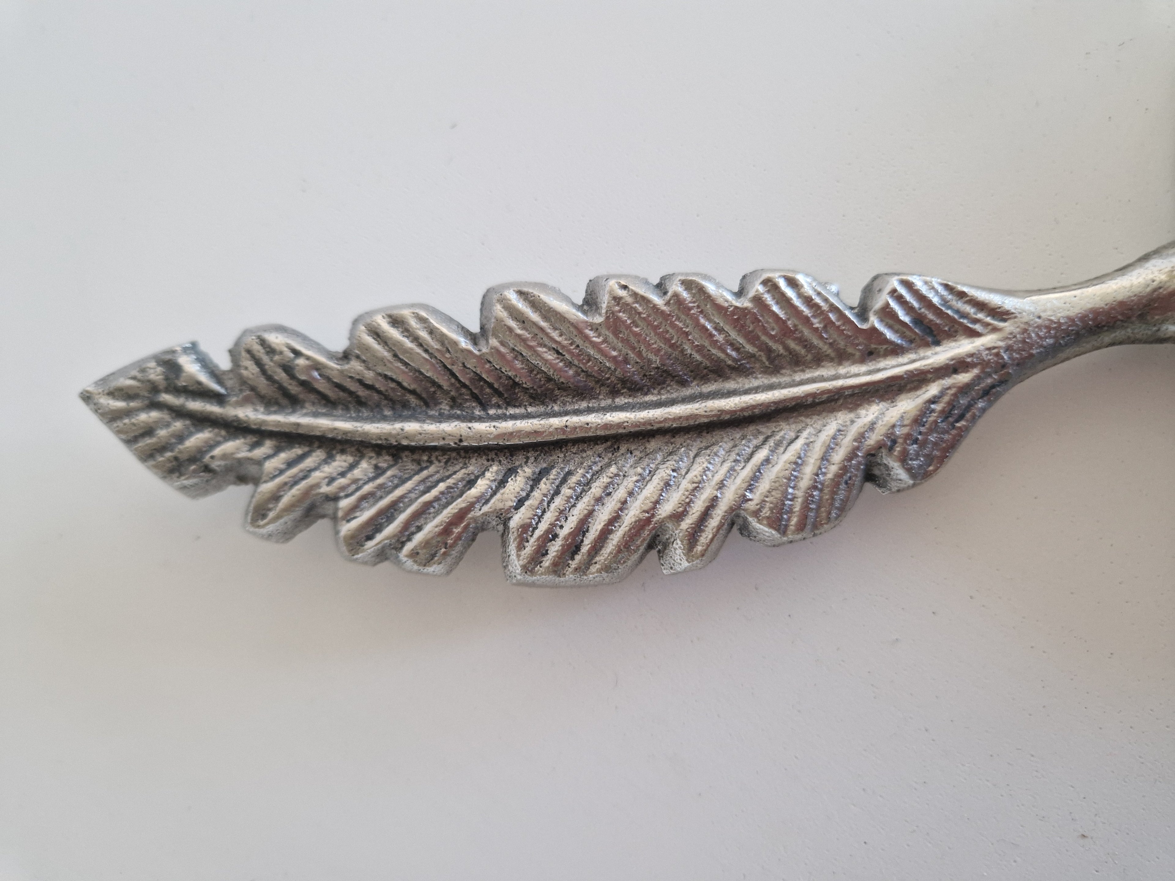 Loupe décorative avec manche en plume / penne – Étain finition argent antique | Lentille en verre ronde | 28 cm | Accessoire de bureau d'écriture