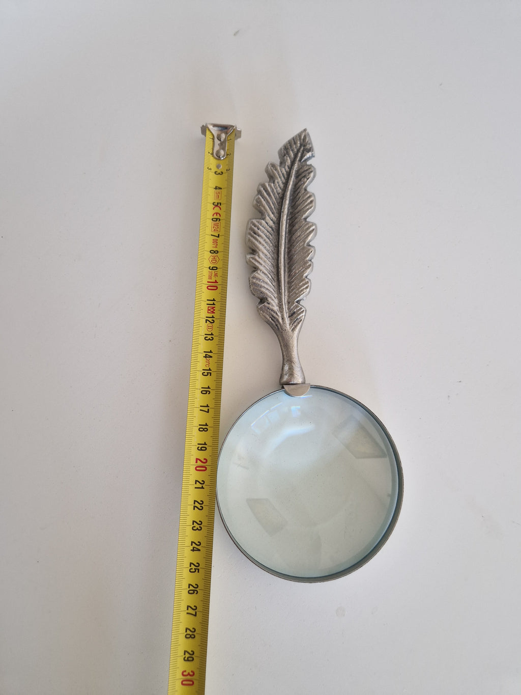 Loupe décorative avec manche en plume / penne – Étain finition argent antique | Lentille en verre ronde | 28 cm | Accessoire de bureau d'écriture